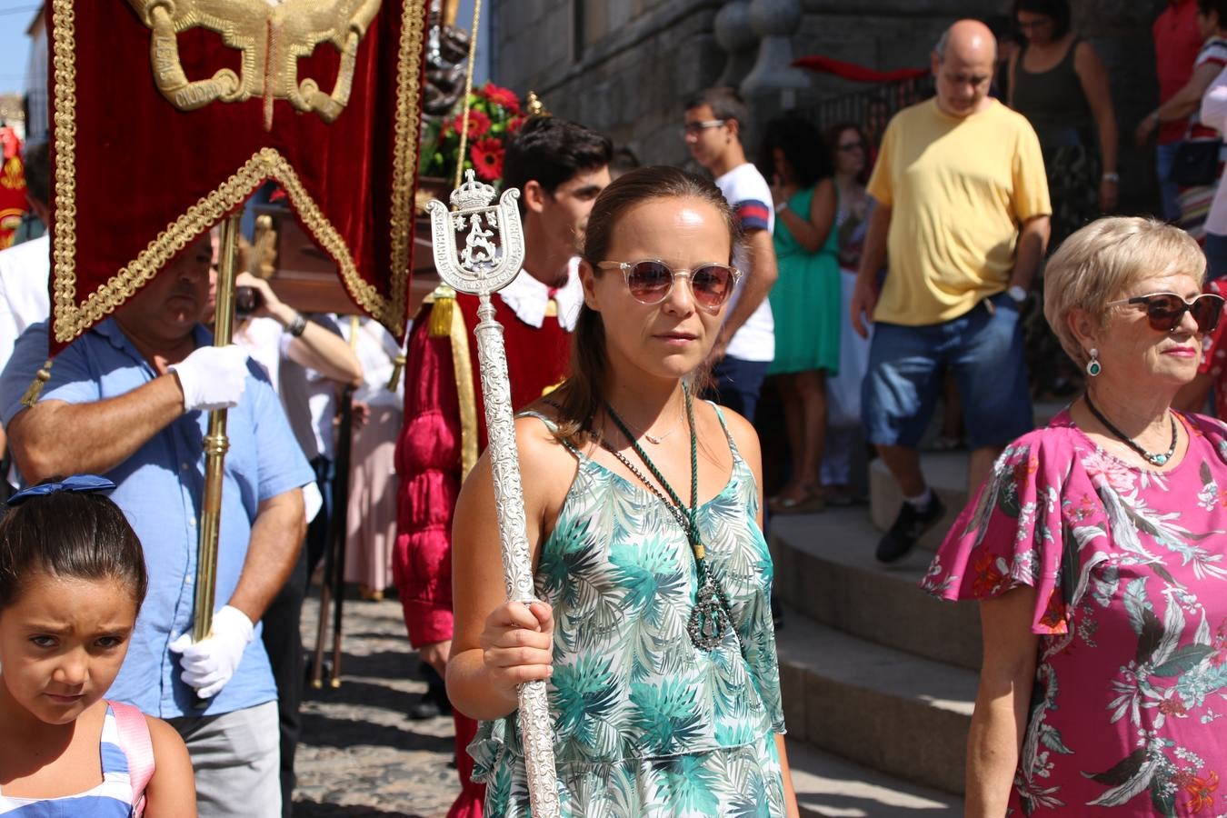 El popular 'Barrio Alto' vuelve, un año más, a lucir engalanado con motivo de la festividad de San Bartolomé, patrón de Jerez de los Caballeros. Ayer, vivía la primera jornada de su tradicional «velá» en la que el «diablo» fue el principal protagonista. Esta mañana, la fiesta continuaba con la procesión y los juegos populares. Autoridades civiles y religiosas, miembros de las diferentes hermandades y cofradías del municipio, la Agrupación Musical 'Nuestro Padre Jesús Nazareno', la Asociación Musical Jerez de los Caballeros y numerosos vecinos han acompañado a las imágenes de San Bartolomé y la Virgen del Reposo entre vítores. Mientras, los más pequeños han disfrutado con los juegos populares y las actividades acuáticas.