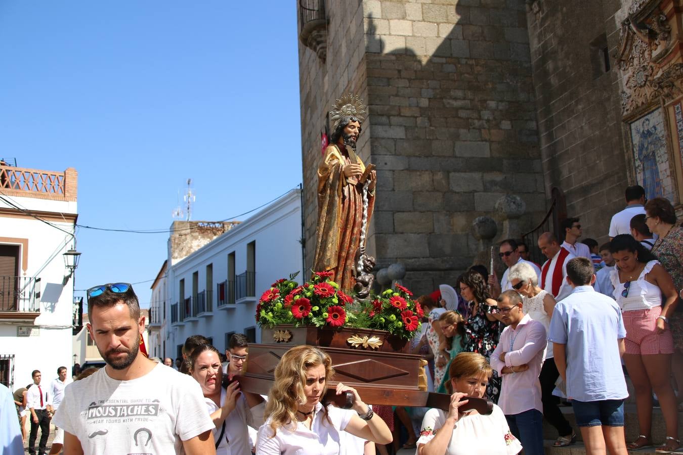 El popular 'Barrio Alto' vuelve, un año más, a lucir engalanado con motivo de la festividad de San Bartolomé, patrón de Jerez de los Caballeros. Ayer, vivía la primera jornada de su tradicional «velá» en la que el «diablo» fue el principal protagonista. Esta mañana, la fiesta continuaba con la procesión y los juegos populares. Autoridades civiles y religiosas, miembros de las diferentes hermandades y cofradías del municipio, la Agrupación Musical 'Nuestro Padre Jesús Nazareno', la Asociación Musical Jerez de los Caballeros y numerosos vecinos han acompañado a las imágenes de San Bartolomé y la Virgen del Reposo entre vítores. Mientras, los más pequeños han disfrutado con los juegos populares y las actividades acuáticas.