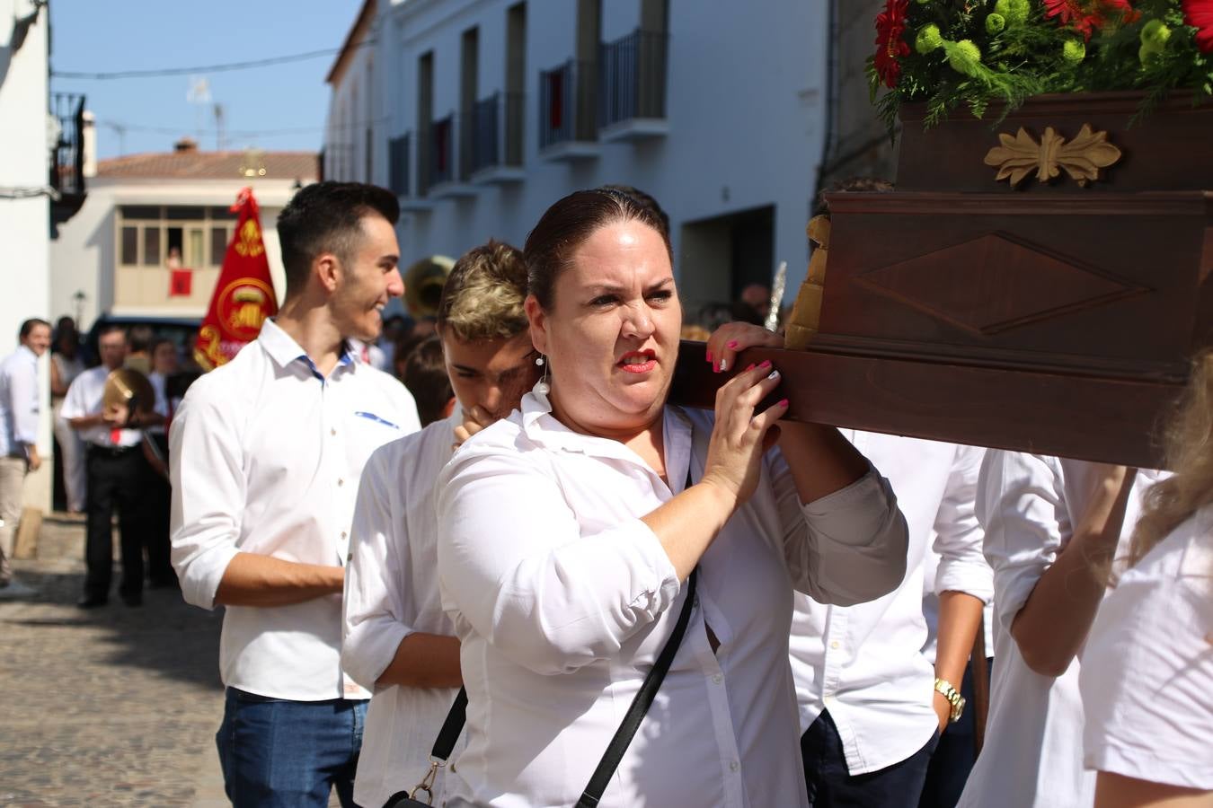 El popular 'Barrio Alto' vuelve, un año más, a lucir engalanado con motivo de la festividad de San Bartolomé, patrón de Jerez de los Caballeros. Ayer, vivía la primera jornada de su tradicional «velá» en la que el «diablo» fue el principal protagonista. Esta mañana, la fiesta continuaba con la procesión y los juegos populares. Autoridades civiles y religiosas, miembros de las diferentes hermandades y cofradías del municipio, la Agrupación Musical 'Nuestro Padre Jesús Nazareno', la Asociación Musical Jerez de los Caballeros y numerosos vecinos han acompañado a las imágenes de San Bartolomé y la Virgen del Reposo entre vítores. Mientras, los más pequeños han disfrutado con los juegos populares y las actividades acuáticas.