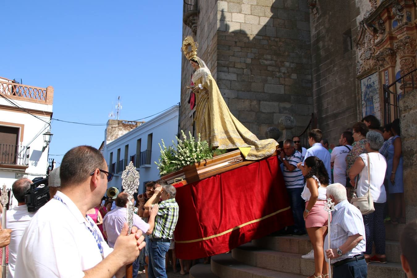 El popular 'Barrio Alto' vuelve, un año más, a lucir engalanado con motivo de la festividad de San Bartolomé, patrón de Jerez de los Caballeros. Ayer, vivía la primera jornada de su tradicional «velá» en la que el «diablo» fue el principal protagonista. Esta mañana, la fiesta continuaba con la procesión y los juegos populares. Autoridades civiles y religiosas, miembros de las diferentes hermandades y cofradías del municipio, la Agrupación Musical 'Nuestro Padre Jesús Nazareno', la Asociación Musical Jerez de los Caballeros y numerosos vecinos han acompañado a las imágenes de San Bartolomé y la Virgen del Reposo entre vítores. Mientras, los más pequeños han disfrutado con los juegos populares y las actividades acuáticas.