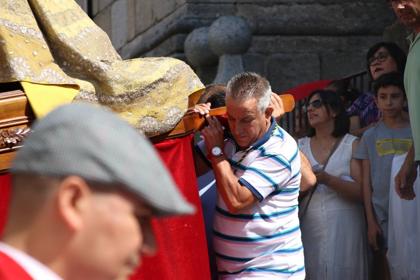 El popular 'Barrio Alto' vuelve, un año más, a lucir engalanado con motivo de la festividad de San Bartolomé, patrón de Jerez de los Caballeros. Ayer, vivía la primera jornada de su tradicional «velá» en la que el «diablo» fue el principal protagonista. Esta mañana, la fiesta continuaba con la procesión y los juegos populares. Autoridades civiles y religiosas, miembros de las diferentes hermandades y cofradías del municipio, la Agrupación Musical 'Nuestro Padre Jesús Nazareno', la Asociación Musical Jerez de los Caballeros y numerosos vecinos han acompañado a las imágenes de San Bartolomé y la Virgen del Reposo entre vítores. Mientras, los más pequeños han disfrutado con los juegos populares y las actividades acuáticas.