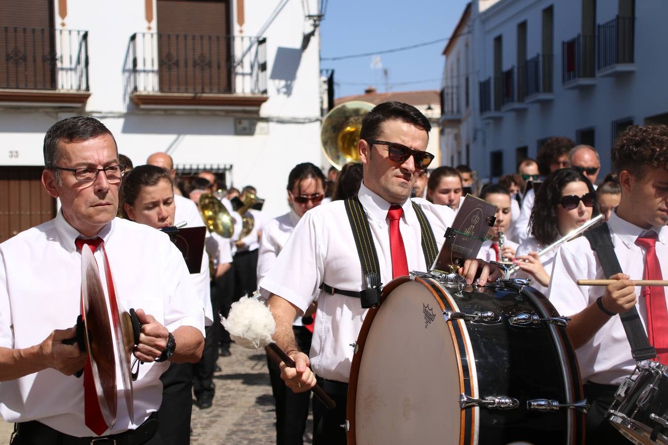 El popular 'Barrio Alto' vuelve, un año más, a lucir engalanado con motivo de la festividad de San Bartolomé, patrón de Jerez de los Caballeros. Ayer, vivía la primera jornada de su tradicional «velá» en la que el «diablo» fue el principal protagonista. Esta mañana, la fiesta continuaba con la procesión y los juegos populares. Autoridades civiles y religiosas, miembros de las diferentes hermandades y cofradías del municipio, la Agrupación Musical 'Nuestro Padre Jesús Nazareno', la Asociación Musical Jerez de los Caballeros y numerosos vecinos han acompañado a las imágenes de San Bartolomé y la Virgen del Reposo entre vítores. Mientras, los más pequeños han disfrutado con los juegos populares y las actividades acuáticas.