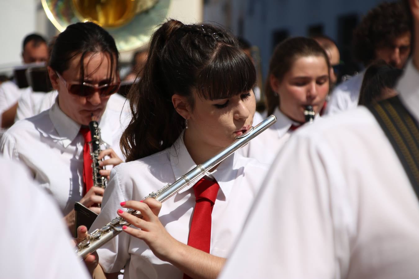 El popular 'Barrio Alto' vuelve, un año más, a lucir engalanado con motivo de la festividad de San Bartolomé, patrón de Jerez de los Caballeros. Ayer, vivía la primera jornada de su tradicional «velá» en la que el «diablo» fue el principal protagonista. Esta mañana, la fiesta continuaba con la procesión y los juegos populares. Autoridades civiles y religiosas, miembros de las diferentes hermandades y cofradías del municipio, la Agrupación Musical 'Nuestro Padre Jesús Nazareno', la Asociación Musical Jerez de los Caballeros y numerosos vecinos han acompañado a las imágenes de San Bartolomé y la Virgen del Reposo entre vítores. Mientras, los más pequeños han disfrutado con los juegos populares y las actividades acuáticas.