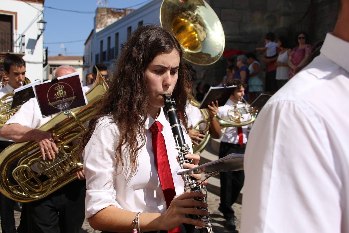 El popular 'Barrio Alto' vuelve, un año más, a lucir engalanado con motivo de la festividad de San Bartolomé, patrón de Jerez de los Caballeros. Ayer, vivía la primera jornada de su tradicional «velá» en la que el «diablo» fue el principal protagonista. Esta mañana, la fiesta continuaba con la procesión y los juegos populares. Autoridades civiles y religiosas, miembros de las diferentes hermandades y cofradías del municipio, la Agrupación Musical 'Nuestro Padre Jesús Nazareno', la Asociación Musical Jerez de los Caballeros y numerosos vecinos han acompañado a las imágenes de San Bartolomé y la Virgen del Reposo entre vítores. Mientras, los más pequeños han disfrutado con los juegos populares y las actividades acuáticas.