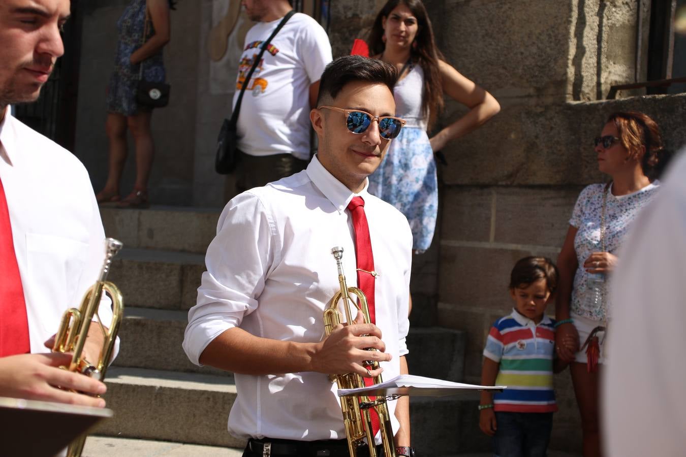 El popular 'Barrio Alto' vuelve, un año más, a lucir engalanado con motivo de la festividad de San Bartolomé, patrón de Jerez de los Caballeros. Ayer, vivía la primera jornada de su tradicional «velá» en la que el «diablo» fue el principal protagonista. Esta mañana, la fiesta continuaba con la procesión y los juegos populares. Autoridades civiles y religiosas, miembros de las diferentes hermandades y cofradías del municipio, la Agrupación Musical 'Nuestro Padre Jesús Nazareno', la Asociación Musical Jerez de los Caballeros y numerosos vecinos han acompañado a las imágenes de San Bartolomé y la Virgen del Reposo entre vítores. Mientras, los más pequeños han disfrutado con los juegos populares y las actividades acuáticas.