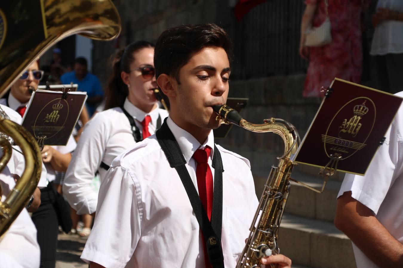 El popular 'Barrio Alto' vuelve, un año más, a lucir engalanado con motivo de la festividad de San Bartolomé, patrón de Jerez de los Caballeros. Ayer, vivía la primera jornada de su tradicional «velá» en la que el «diablo» fue el principal protagonista. Esta mañana, la fiesta continuaba con la procesión y los juegos populares. Autoridades civiles y religiosas, miembros de las diferentes hermandades y cofradías del municipio, la Agrupación Musical 'Nuestro Padre Jesús Nazareno', la Asociación Musical Jerez de los Caballeros y numerosos vecinos han acompañado a las imágenes de San Bartolomé y la Virgen del Reposo entre vítores. Mientras, los más pequeños han disfrutado con los juegos populares y las actividades acuáticas.