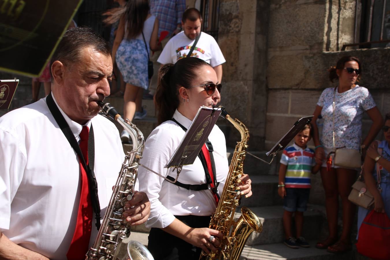 El popular 'Barrio Alto' vuelve, un año más, a lucir engalanado con motivo de la festividad de San Bartolomé, patrón de Jerez de los Caballeros. Ayer, vivía la primera jornada de su tradicional «velá» en la que el «diablo» fue el principal protagonista. Esta mañana, la fiesta continuaba con la procesión y los juegos populares. Autoridades civiles y religiosas, miembros de las diferentes hermandades y cofradías del municipio, la Agrupación Musical 'Nuestro Padre Jesús Nazareno', la Asociación Musical Jerez de los Caballeros y numerosos vecinos han acompañado a las imágenes de San Bartolomé y la Virgen del Reposo entre vítores. Mientras, los más pequeños han disfrutado con los juegos populares y las actividades acuáticas.
