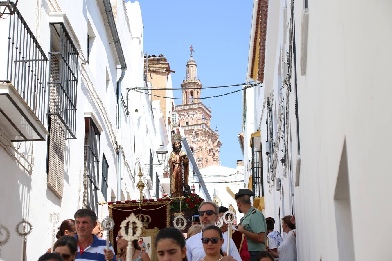 El popular 'Barrio Alto' vuelve, un año más, a lucir engalanado con motivo de la festividad de San Bartolomé, patrón de Jerez de los Caballeros. Ayer, vivía la primera jornada de su tradicional «velá» en la que el «diablo» fue el principal protagonista. Esta mañana, la fiesta continuaba con la procesión y los juegos populares. Autoridades civiles y religiosas, miembros de las diferentes hermandades y cofradías del municipio, la Agrupación Musical 'Nuestro Padre Jesús Nazareno', la Asociación Musical Jerez de los Caballeros y numerosos vecinos han acompañado a las imágenes de San Bartolomé y la Virgen del Reposo entre vítores. Mientras, los más pequeños han disfrutado con los juegos populares y las actividades acuáticas.
