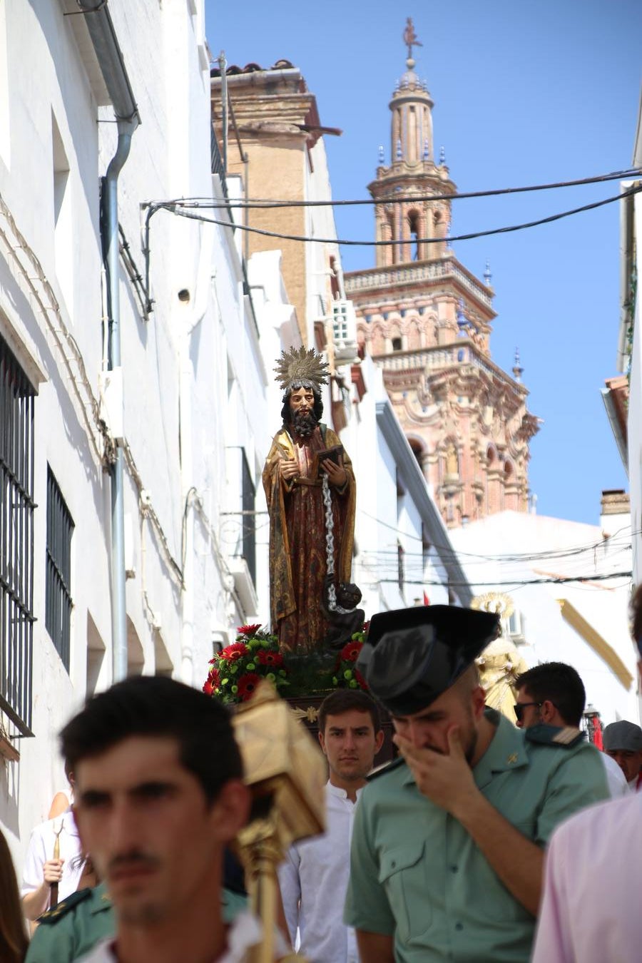 El popular 'Barrio Alto' vuelve, un año más, a lucir engalanado con motivo de la festividad de San Bartolomé, patrón de Jerez de los Caballeros. Ayer, vivía la primera jornada de su tradicional «velá» en la que el «diablo» fue el principal protagonista. Esta mañana, la fiesta continuaba con la procesión y los juegos populares. Autoridades civiles y religiosas, miembros de las diferentes hermandades y cofradías del municipio, la Agrupación Musical 'Nuestro Padre Jesús Nazareno', la Asociación Musical Jerez de los Caballeros y numerosos vecinos han acompañado a las imágenes de San Bartolomé y la Virgen del Reposo entre vítores. Mientras, los más pequeños han disfrutado con los juegos populares y las actividades acuáticas.