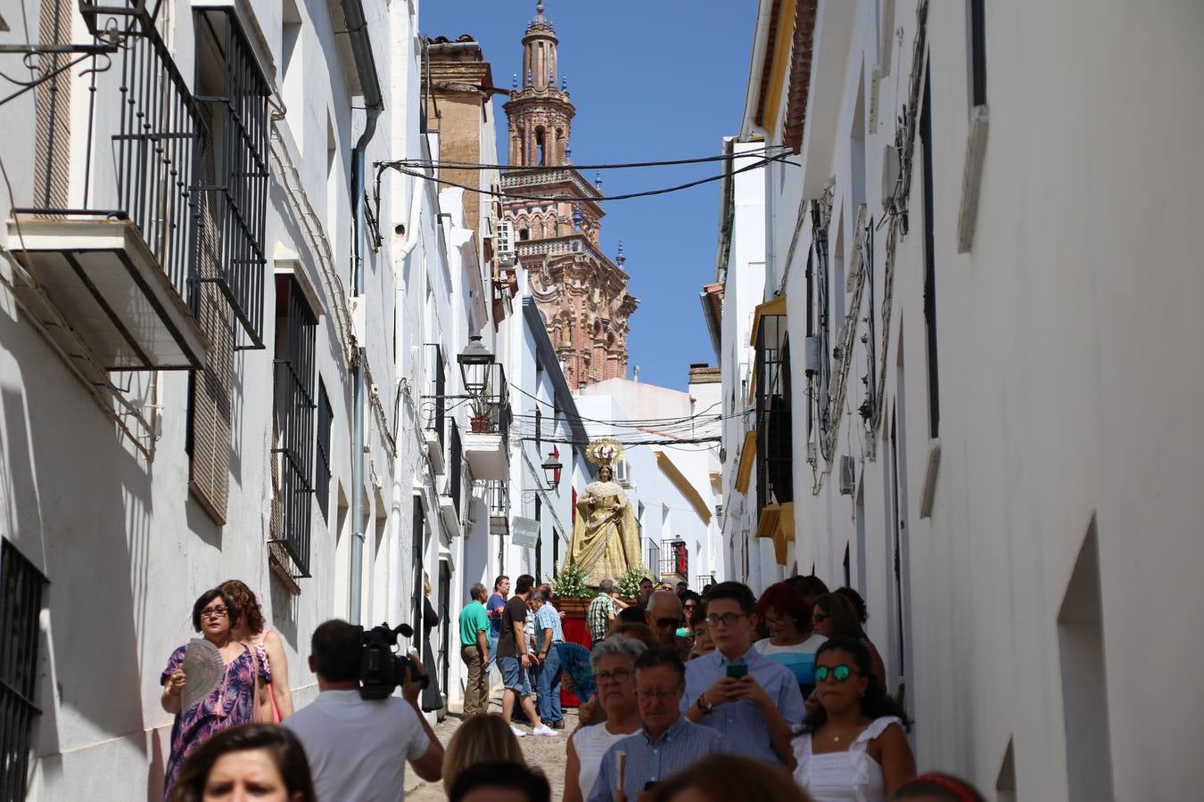 El popular 'Barrio Alto' vuelve, un año más, a lucir engalanado con motivo de la festividad de San Bartolomé, patrón de Jerez de los Caballeros. Ayer, vivía la primera jornada de su tradicional «velá» en la que el «diablo» fue el principal protagonista. Esta mañana, la fiesta continuaba con la procesión y los juegos populares. Autoridades civiles y religiosas, miembros de las diferentes hermandades y cofradías del municipio, la Agrupación Musical 'Nuestro Padre Jesús Nazareno', la Asociación Musical Jerez de los Caballeros y numerosos vecinos han acompañado a las imágenes de San Bartolomé y la Virgen del Reposo entre vítores. Mientras, los más pequeños han disfrutado con los juegos populares y las actividades acuáticas.