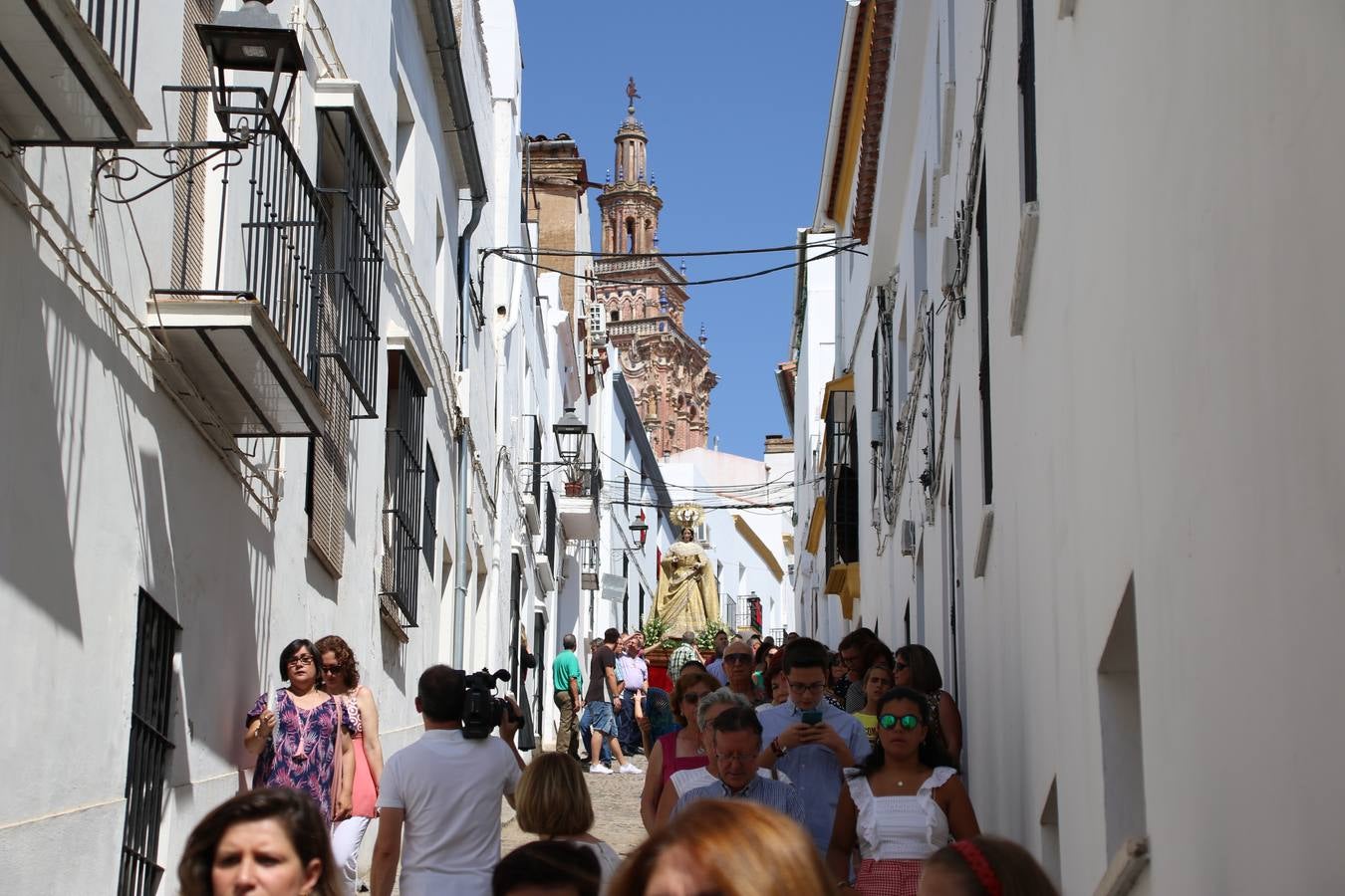 El popular 'Barrio Alto' vuelve, un año más, a lucir engalanado con motivo de la festividad de San Bartolomé, patrón de Jerez de los Caballeros. Ayer, vivía la primera jornada de su tradicional «velá» en la que el «diablo» fue el principal protagonista. Esta mañana, la fiesta continuaba con la procesión y los juegos populares. Autoridades civiles y religiosas, miembros de las diferentes hermandades y cofradías del municipio, la Agrupación Musical 'Nuestro Padre Jesús Nazareno', la Asociación Musical Jerez de los Caballeros y numerosos vecinos han acompañado a las imágenes de San Bartolomé y la Virgen del Reposo entre vítores. Mientras, los más pequeños han disfrutado con los juegos populares y las actividades acuáticas.