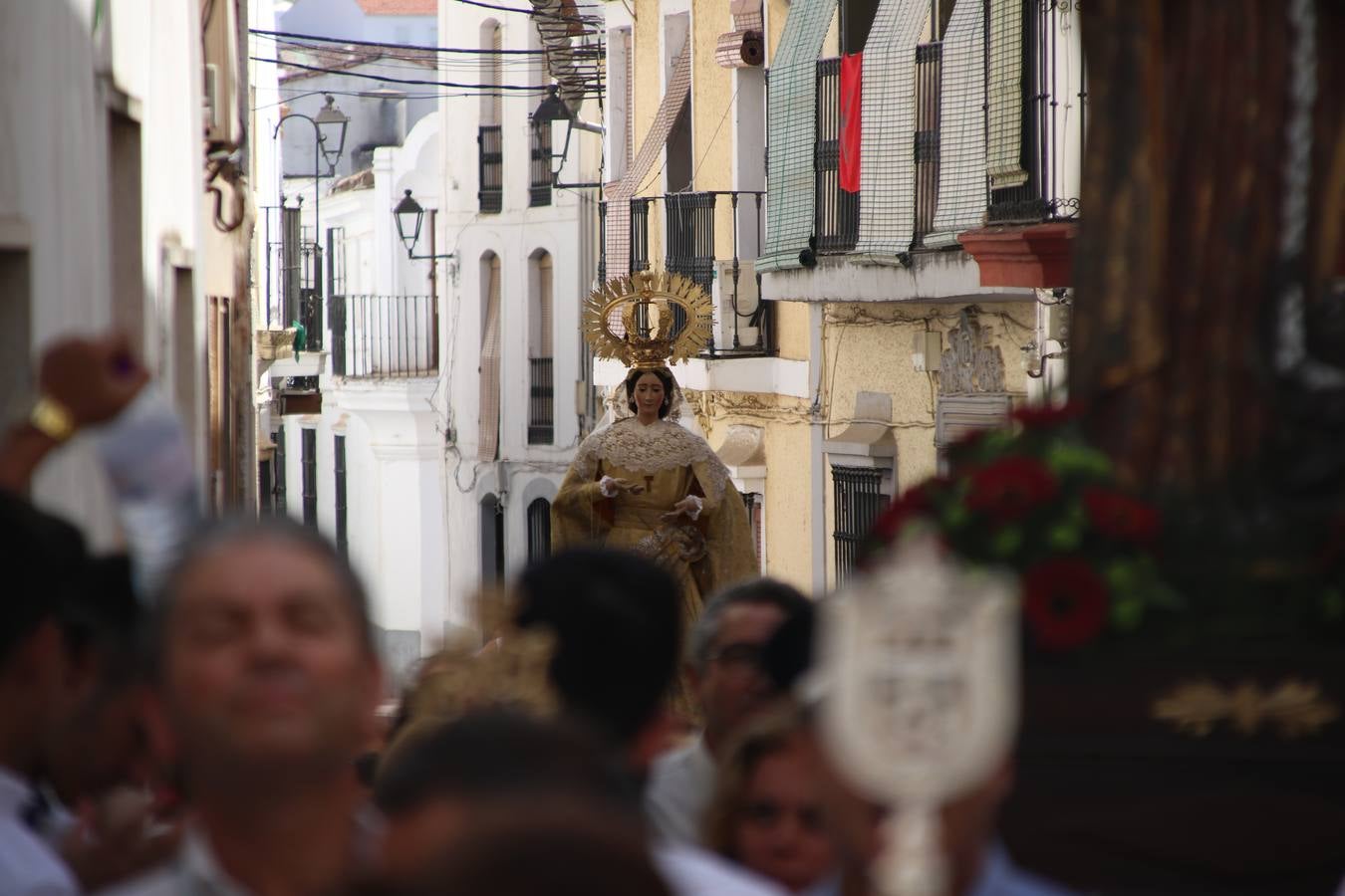 El popular 'Barrio Alto' vuelve, un año más, a lucir engalanado con motivo de la festividad de San Bartolomé, patrón de Jerez de los Caballeros. Ayer, vivía la primera jornada de su tradicional «velá» en la que el «diablo» fue el principal protagonista. Esta mañana, la fiesta continuaba con la procesión y los juegos populares. Autoridades civiles y religiosas, miembros de las diferentes hermandades y cofradías del municipio, la Agrupación Musical 'Nuestro Padre Jesús Nazareno', la Asociación Musical Jerez de los Caballeros y numerosos vecinos han acompañado a las imágenes de San Bartolomé y la Virgen del Reposo entre vítores. Mientras, los más pequeños han disfrutado con los juegos populares y las actividades acuáticas.