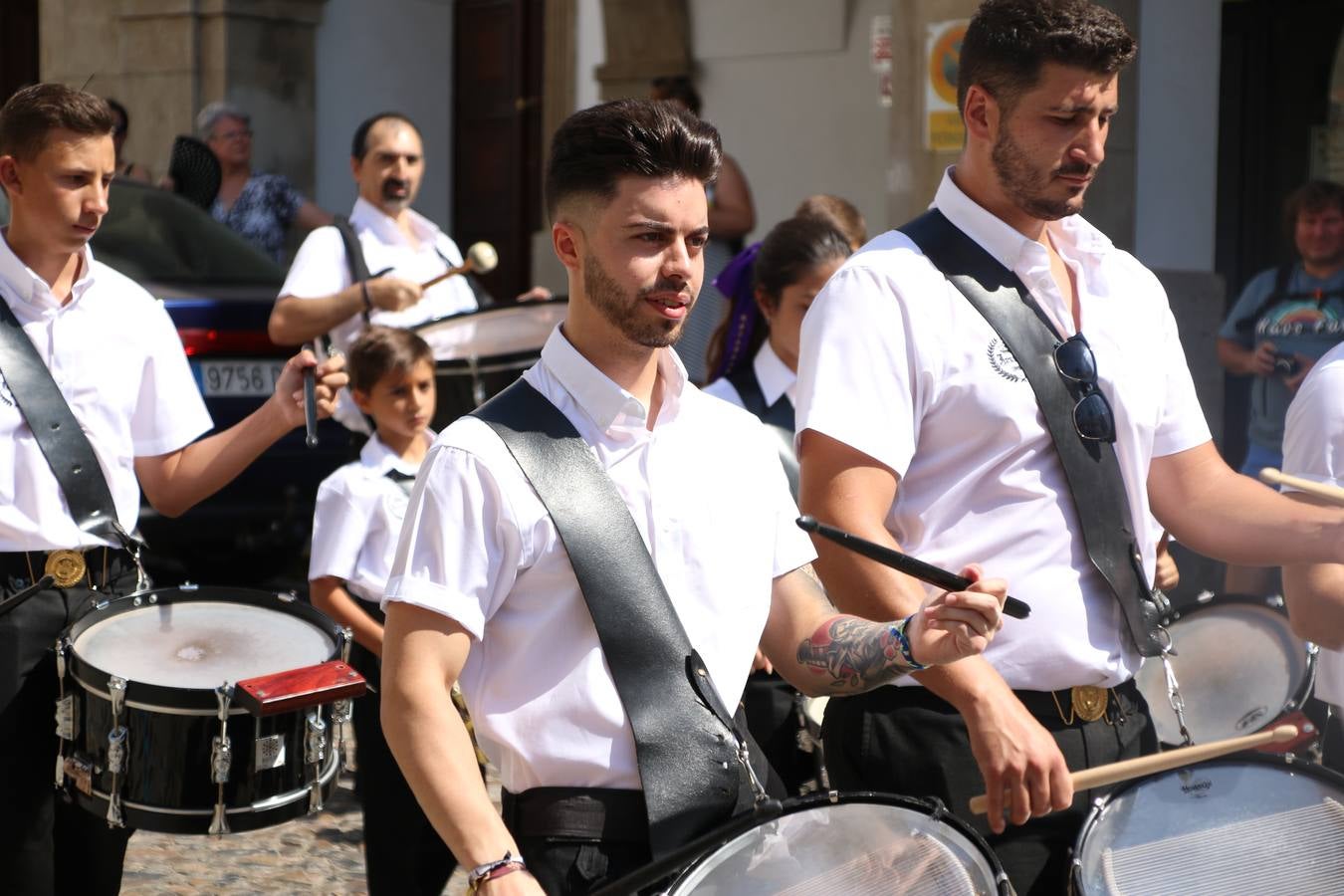 El popular 'Barrio Alto' vuelve, un año más, a lucir engalanado con motivo de la festividad de San Bartolomé, patrón de Jerez de los Caballeros. Ayer, vivía la primera jornada de su tradicional «velá» en la que el «diablo» fue el principal protagonista. Esta mañana, la fiesta continuaba con la procesión y los juegos populares. Autoridades civiles y religiosas, miembros de las diferentes hermandades y cofradías del municipio, la Agrupación Musical 'Nuestro Padre Jesús Nazareno', la Asociación Musical Jerez de los Caballeros y numerosos vecinos han acompañado a las imágenes de San Bartolomé y la Virgen del Reposo entre vítores. Mientras, los más pequeños han disfrutado con los juegos populares y las actividades acuáticas.