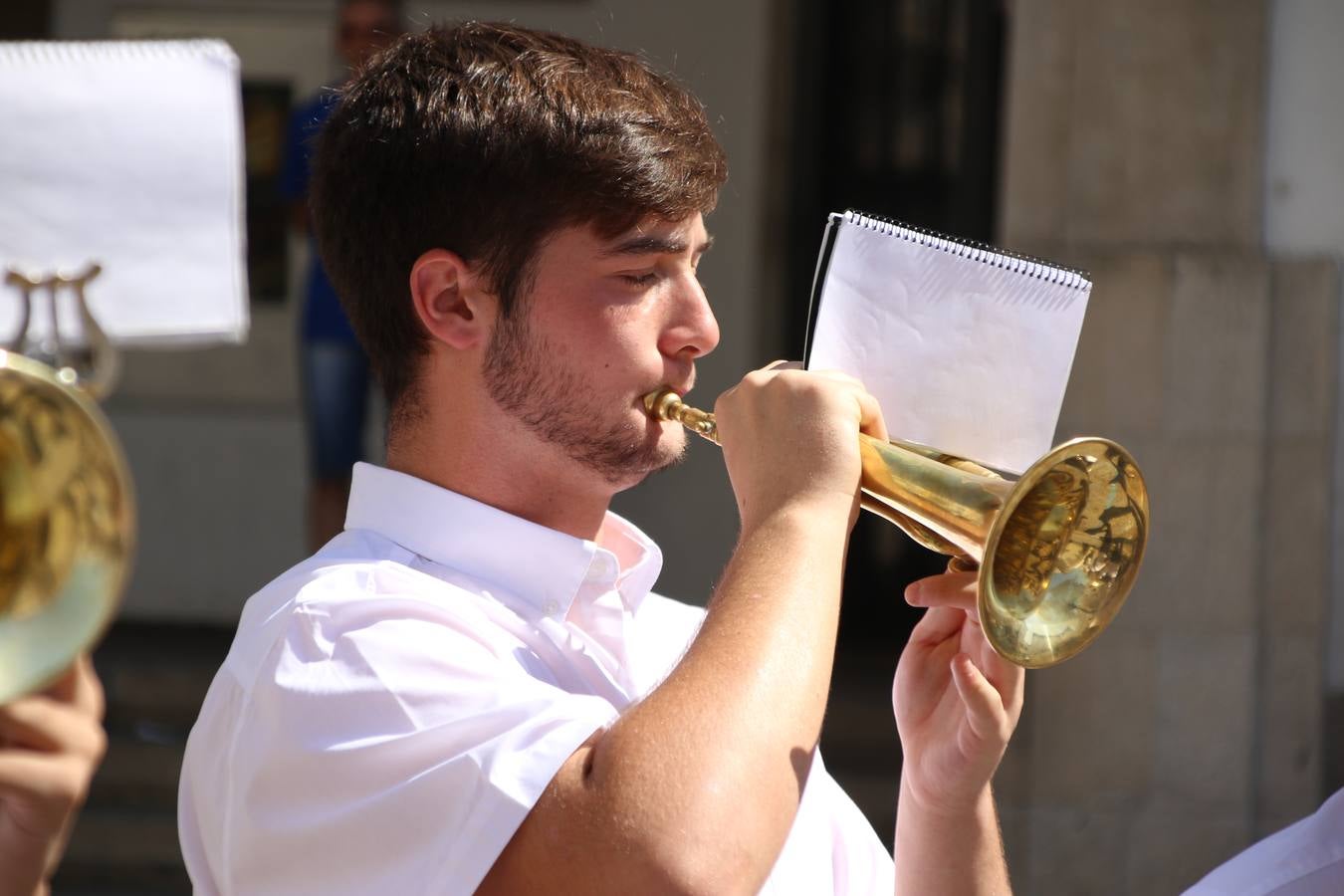El popular 'Barrio Alto' vuelve, un año más, a lucir engalanado con motivo de la festividad de San Bartolomé, patrón de Jerez de los Caballeros. Ayer, vivía la primera jornada de su tradicional «velá» en la que el «diablo» fue el principal protagonista. Esta mañana, la fiesta continuaba con la procesión y los juegos populares. Autoridades civiles y religiosas, miembros de las diferentes hermandades y cofradías del municipio, la Agrupación Musical 'Nuestro Padre Jesús Nazareno', la Asociación Musical Jerez de los Caballeros y numerosos vecinos han acompañado a las imágenes de San Bartolomé y la Virgen del Reposo entre vítores. Mientras, los más pequeños han disfrutado con los juegos populares y las actividades acuáticas.