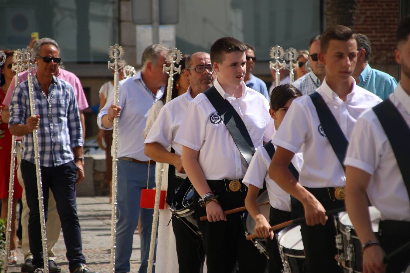 El popular 'Barrio Alto' vuelve, un año más, a lucir engalanado con motivo de la festividad de San Bartolomé, patrón de Jerez de los Caballeros. Ayer, vivía la primera jornada de su tradicional «velá» en la que el «diablo» fue el principal protagonista. Esta mañana, la fiesta continuaba con la procesión y los juegos populares. Autoridades civiles y religiosas, miembros de las diferentes hermandades y cofradías del municipio, la Agrupación Musical 'Nuestro Padre Jesús Nazareno', la Asociación Musical Jerez de los Caballeros y numerosos vecinos han acompañado a las imágenes de San Bartolomé y la Virgen del Reposo entre vítores. Mientras, los más pequeños han disfrutado con los juegos populares y las actividades acuáticas.
