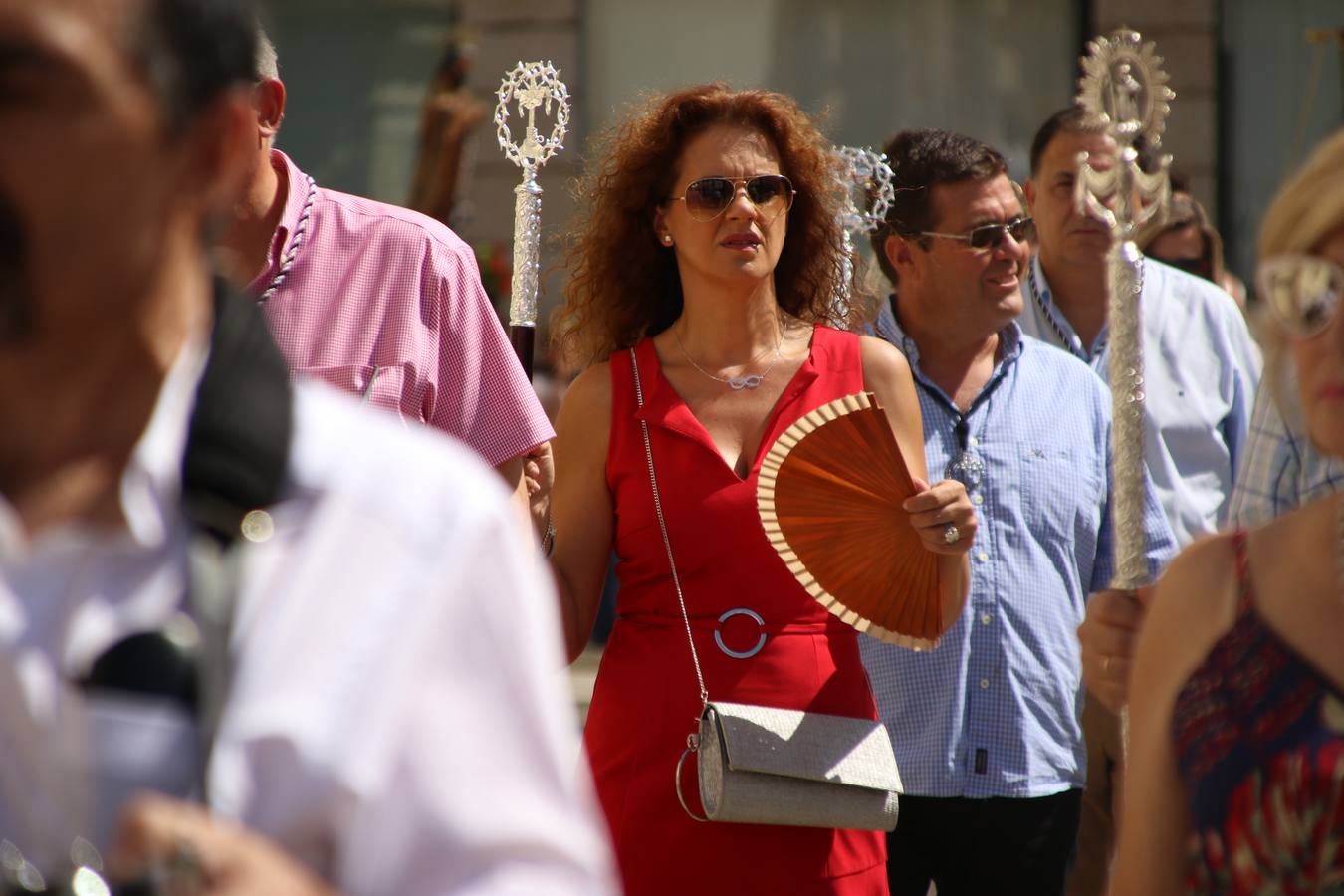 El popular 'Barrio Alto' vuelve, un año más, a lucir engalanado con motivo de la festividad de San Bartolomé, patrón de Jerez de los Caballeros. Ayer, vivía la primera jornada de su tradicional «velá» en la que el «diablo» fue el principal protagonista. Esta mañana, la fiesta continuaba con la procesión y los juegos populares. Autoridades civiles y religiosas, miembros de las diferentes hermandades y cofradías del municipio, la Agrupación Musical 'Nuestro Padre Jesús Nazareno', la Asociación Musical Jerez de los Caballeros y numerosos vecinos han acompañado a las imágenes de San Bartolomé y la Virgen del Reposo entre vítores. Mientras, los más pequeños han disfrutado con los juegos populares y las actividades acuáticas.