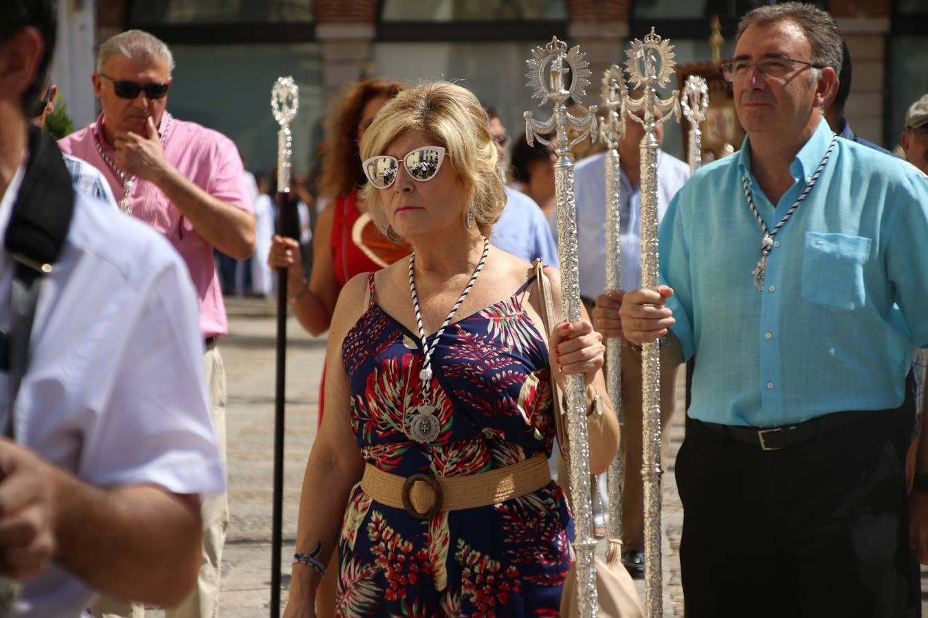 El popular 'Barrio Alto' vuelve, un año más, a lucir engalanado con motivo de la festividad de San Bartolomé, patrón de Jerez de los Caballeros. Ayer, vivía la primera jornada de su tradicional «velá» en la que el «diablo» fue el principal protagonista. Esta mañana, la fiesta continuaba con la procesión y los juegos populares. Autoridades civiles y religiosas, miembros de las diferentes hermandades y cofradías del municipio, la Agrupación Musical 'Nuestro Padre Jesús Nazareno', la Asociación Musical Jerez de los Caballeros y numerosos vecinos han acompañado a las imágenes de San Bartolomé y la Virgen del Reposo entre vítores. Mientras, los más pequeños han disfrutado con los juegos populares y las actividades acuáticas.