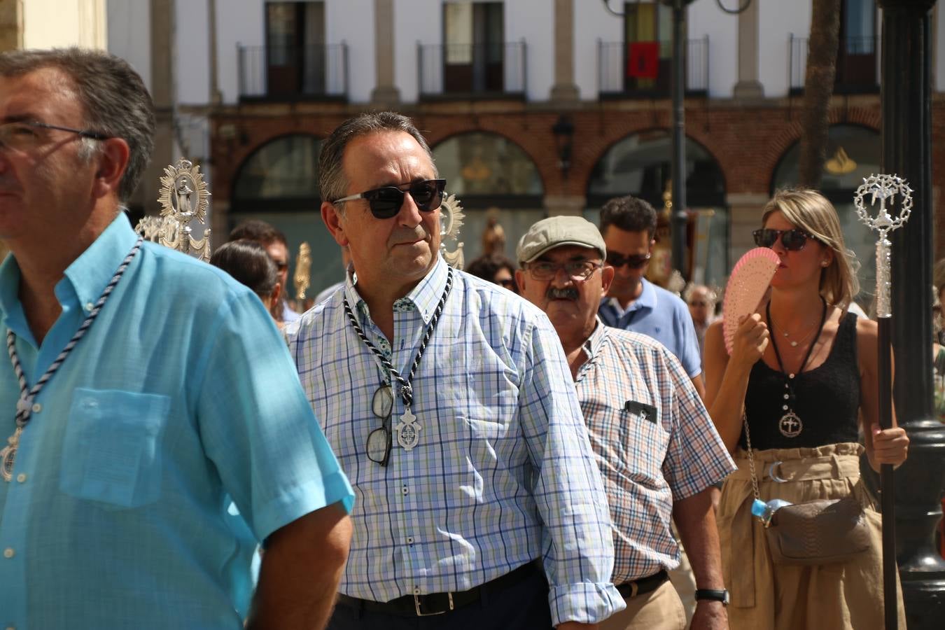 El popular 'Barrio Alto' vuelve, un año más, a lucir engalanado con motivo de la festividad de San Bartolomé, patrón de Jerez de los Caballeros. Ayer, vivía la primera jornada de su tradicional «velá» en la que el «diablo» fue el principal protagonista. Esta mañana, la fiesta continuaba con la procesión y los juegos populares. Autoridades civiles y religiosas, miembros de las diferentes hermandades y cofradías del municipio, la Agrupación Musical 'Nuestro Padre Jesús Nazareno', la Asociación Musical Jerez de los Caballeros y numerosos vecinos han acompañado a las imágenes de San Bartolomé y la Virgen del Reposo entre vítores. Mientras, los más pequeños han disfrutado con los juegos populares y las actividades acuáticas.