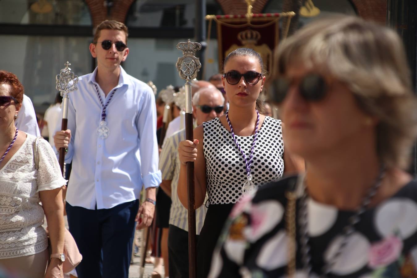 El popular 'Barrio Alto' vuelve, un año más, a lucir engalanado con motivo de la festividad de San Bartolomé, patrón de Jerez de los Caballeros. Ayer, vivía la primera jornada de su tradicional «velá» en la que el «diablo» fue el principal protagonista. Esta mañana, la fiesta continuaba con la procesión y los juegos populares. Autoridades civiles y religiosas, miembros de las diferentes hermandades y cofradías del municipio, la Agrupación Musical 'Nuestro Padre Jesús Nazareno', la Asociación Musical Jerez de los Caballeros y numerosos vecinos han acompañado a las imágenes de San Bartolomé y la Virgen del Reposo entre vítores. Mientras, los más pequeños han disfrutado con los juegos populares y las actividades acuáticas.