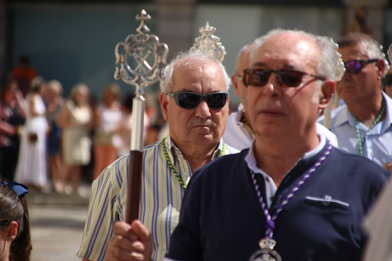 El popular 'Barrio Alto' vuelve, un año más, a lucir engalanado con motivo de la festividad de San Bartolomé, patrón de Jerez de los Caballeros. Ayer, vivía la primera jornada de su tradicional «velá» en la que el «diablo» fue el principal protagonista. Esta mañana, la fiesta continuaba con la procesión y los juegos populares. Autoridades civiles y religiosas, miembros de las diferentes hermandades y cofradías del municipio, la Agrupación Musical 'Nuestro Padre Jesús Nazareno', la Asociación Musical Jerez de los Caballeros y numerosos vecinos han acompañado a las imágenes de San Bartolomé y la Virgen del Reposo entre vítores. Mientras, los más pequeños han disfrutado con los juegos populares y las actividades acuáticas.