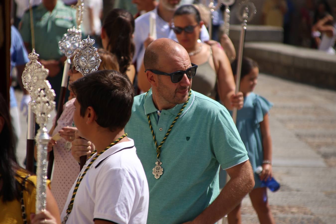 El popular 'Barrio Alto' vuelve, un año más, a lucir engalanado con motivo de la festividad de San Bartolomé, patrón de Jerez de los Caballeros. Ayer, vivía la primera jornada de su tradicional «velá» en la que el «diablo» fue el principal protagonista. Esta mañana, la fiesta continuaba con la procesión y los juegos populares. Autoridades civiles y religiosas, miembros de las diferentes hermandades y cofradías del municipio, la Agrupación Musical 'Nuestro Padre Jesús Nazareno', la Asociación Musical Jerez de los Caballeros y numerosos vecinos han acompañado a las imágenes de San Bartolomé y la Virgen del Reposo entre vítores. Mientras, los más pequeños han disfrutado con los juegos populares y las actividades acuáticas.