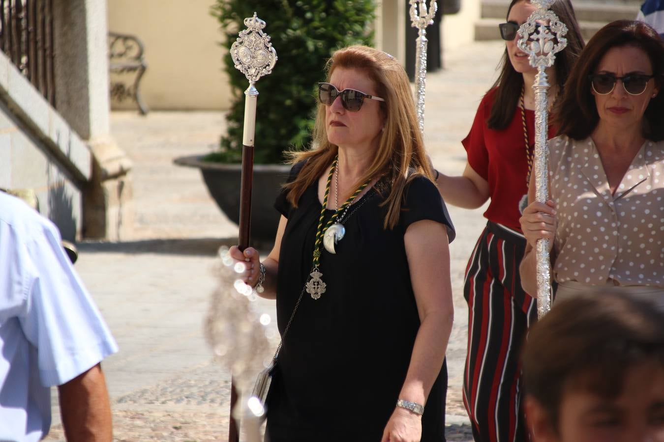El popular 'Barrio Alto' vuelve, un año más, a lucir engalanado con motivo de la festividad de San Bartolomé, patrón de Jerez de los Caballeros. Ayer, vivía la primera jornada de su tradicional «velá» en la que el «diablo» fue el principal protagonista. Esta mañana, la fiesta continuaba con la procesión y los juegos populares. Autoridades civiles y religiosas, miembros de las diferentes hermandades y cofradías del municipio, la Agrupación Musical 'Nuestro Padre Jesús Nazareno', la Asociación Musical Jerez de los Caballeros y numerosos vecinos han acompañado a las imágenes de San Bartolomé y la Virgen del Reposo entre vítores. Mientras, los más pequeños han disfrutado con los juegos populares y las actividades acuáticas.