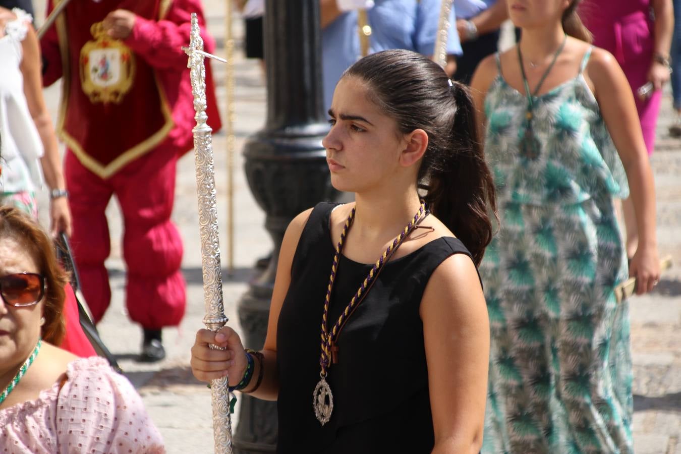 El popular 'Barrio Alto' vuelve, un año más, a lucir engalanado con motivo de la festividad de San Bartolomé, patrón de Jerez de los Caballeros. Ayer, vivía la primera jornada de su tradicional «velá» en la que el «diablo» fue el principal protagonista. Esta mañana, la fiesta continuaba con la procesión y los juegos populares. Autoridades civiles y religiosas, miembros de las diferentes hermandades y cofradías del municipio, la Agrupación Musical 'Nuestro Padre Jesús Nazareno', la Asociación Musical Jerez de los Caballeros y numerosos vecinos han acompañado a las imágenes de San Bartolomé y la Virgen del Reposo entre vítores. Mientras, los más pequeños han disfrutado con los juegos populares y las actividades acuáticas.