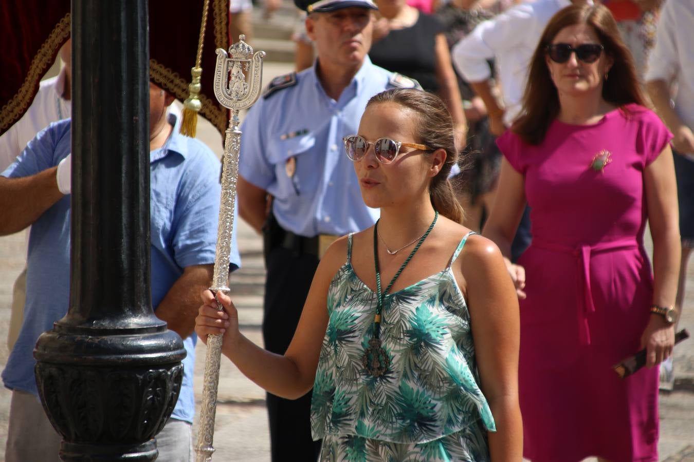 El popular 'Barrio Alto' vuelve, un año más, a lucir engalanado con motivo de la festividad de San Bartolomé, patrón de Jerez de los Caballeros. Ayer, vivía la primera jornada de su tradicional «velá» en la que el «diablo» fue el principal protagonista. Esta mañana, la fiesta continuaba con la procesión y los juegos populares. Autoridades civiles y religiosas, miembros de las diferentes hermandades y cofradías del municipio, la Agrupación Musical 'Nuestro Padre Jesús Nazareno', la Asociación Musical Jerez de los Caballeros y numerosos vecinos han acompañado a las imágenes de San Bartolomé y la Virgen del Reposo entre vítores. Mientras, los más pequeños han disfrutado con los juegos populares y las actividades acuáticas.