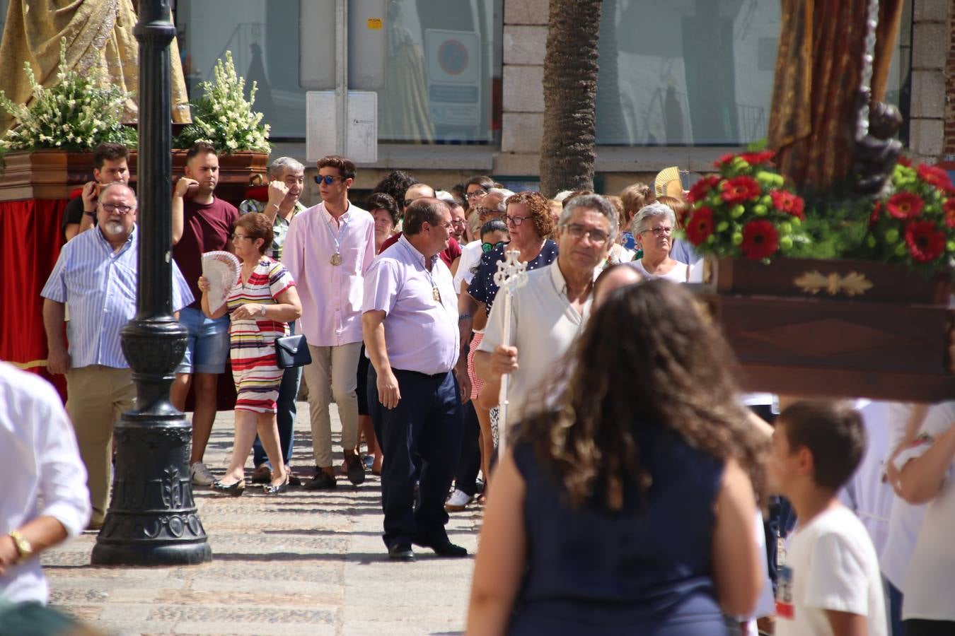 El popular 'Barrio Alto' vuelve, un año más, a lucir engalanado con motivo de la festividad de San Bartolomé, patrón de Jerez de los Caballeros. Ayer, vivía la primera jornada de su tradicional «velá» en la que el «diablo» fue el principal protagonista. Esta mañana, la fiesta continuaba con la procesión y los juegos populares. Autoridades civiles y religiosas, miembros de las diferentes hermandades y cofradías del municipio, la Agrupación Musical 'Nuestro Padre Jesús Nazareno', la Asociación Musical Jerez de los Caballeros y numerosos vecinos han acompañado a las imágenes de San Bartolomé y la Virgen del Reposo entre vítores. Mientras, los más pequeños han disfrutado con los juegos populares y las actividades acuáticas.