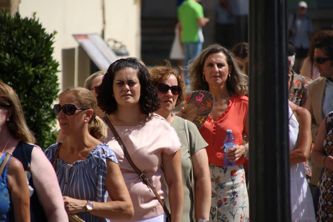 El popular 'Barrio Alto' vuelve, un año más, a lucir engalanado con motivo de la festividad de San Bartolomé, patrón de Jerez de los Caballeros. Ayer, vivía la primera jornada de su tradicional «velá» en la que el «diablo» fue el principal protagonista. Esta mañana, la fiesta continuaba con la procesión y los juegos populares. Autoridades civiles y religiosas, miembros de las diferentes hermandades y cofradías del municipio, la Agrupación Musical 'Nuestro Padre Jesús Nazareno', la Asociación Musical Jerez de los Caballeros y numerosos vecinos han acompañado a las imágenes de San Bartolomé y la Virgen del Reposo entre vítores. Mientras, los más pequeños han disfrutado con los juegos populares y las actividades acuáticas.