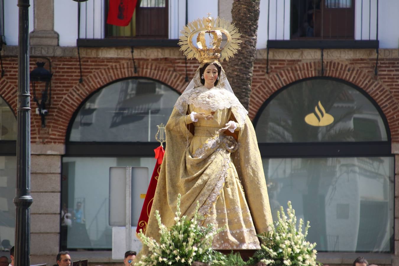 El popular 'Barrio Alto' vuelve, un año más, a lucir engalanado con motivo de la festividad de San Bartolomé, patrón de Jerez de los Caballeros. Ayer, vivía la primera jornada de su tradicional «velá» en la que el «diablo» fue el principal protagonista. Esta mañana, la fiesta continuaba con la procesión y los juegos populares. Autoridades civiles y religiosas, miembros de las diferentes hermandades y cofradías del municipio, la Agrupación Musical 'Nuestro Padre Jesús Nazareno', la Asociación Musical Jerez de los Caballeros y numerosos vecinos han acompañado a las imágenes de San Bartolomé y la Virgen del Reposo entre vítores. Mientras, los más pequeños han disfrutado con los juegos populares y las actividades acuáticas.