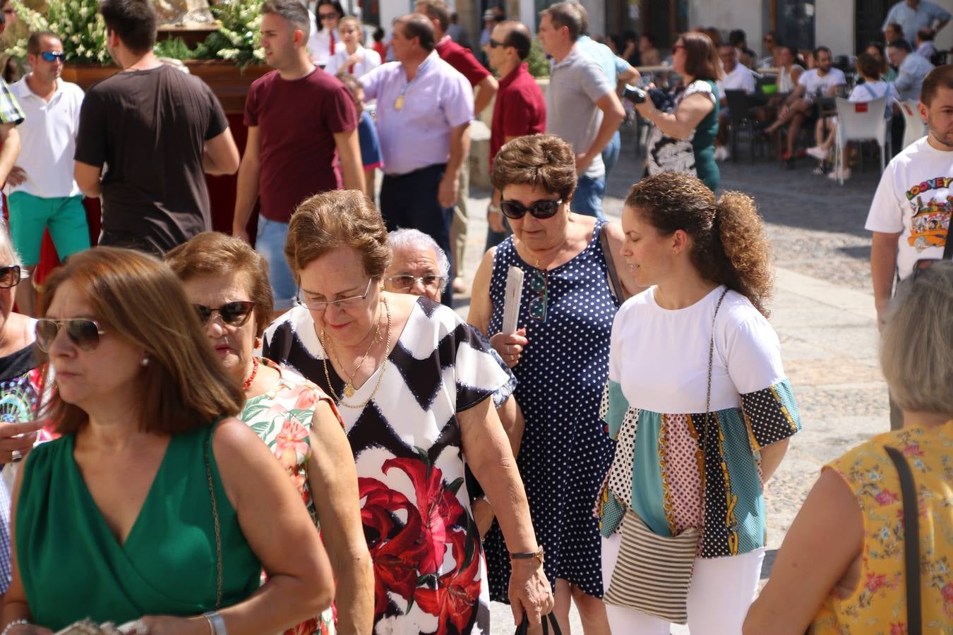 El popular 'Barrio Alto' vuelve, un año más, a lucir engalanado con motivo de la festividad de San Bartolomé, patrón de Jerez de los Caballeros. Ayer, vivía la primera jornada de su tradicional «velá» en la que el «diablo» fue el principal protagonista. Esta mañana, la fiesta continuaba con la procesión y los juegos populares. Autoridades civiles y religiosas, miembros de las diferentes hermandades y cofradías del municipio, la Agrupación Musical 'Nuestro Padre Jesús Nazareno', la Asociación Musical Jerez de los Caballeros y numerosos vecinos han acompañado a las imágenes de San Bartolomé y la Virgen del Reposo entre vítores. Mientras, los más pequeños han disfrutado con los juegos populares y las actividades acuáticas.