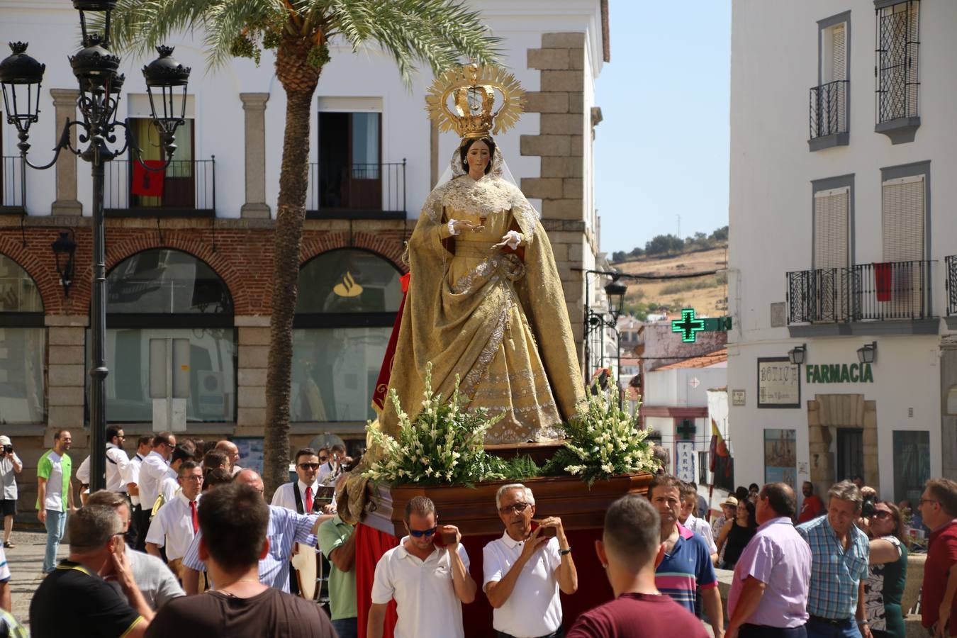 El popular 'Barrio Alto' vuelve, un año más, a lucir engalanado con motivo de la festividad de San Bartolomé, patrón de Jerez de los Caballeros. Ayer, vivía la primera jornada de su tradicional «velá» en la que el «diablo» fue el principal protagonista. Esta mañana, la fiesta continuaba con la procesión y los juegos populares. Autoridades civiles y religiosas, miembros de las diferentes hermandades y cofradías del municipio, la Agrupación Musical 'Nuestro Padre Jesús Nazareno', la Asociación Musical Jerez de los Caballeros y numerosos vecinos han acompañado a las imágenes de San Bartolomé y la Virgen del Reposo entre vítores. Mientras, los más pequeños han disfrutado con los juegos populares y las actividades acuáticas.