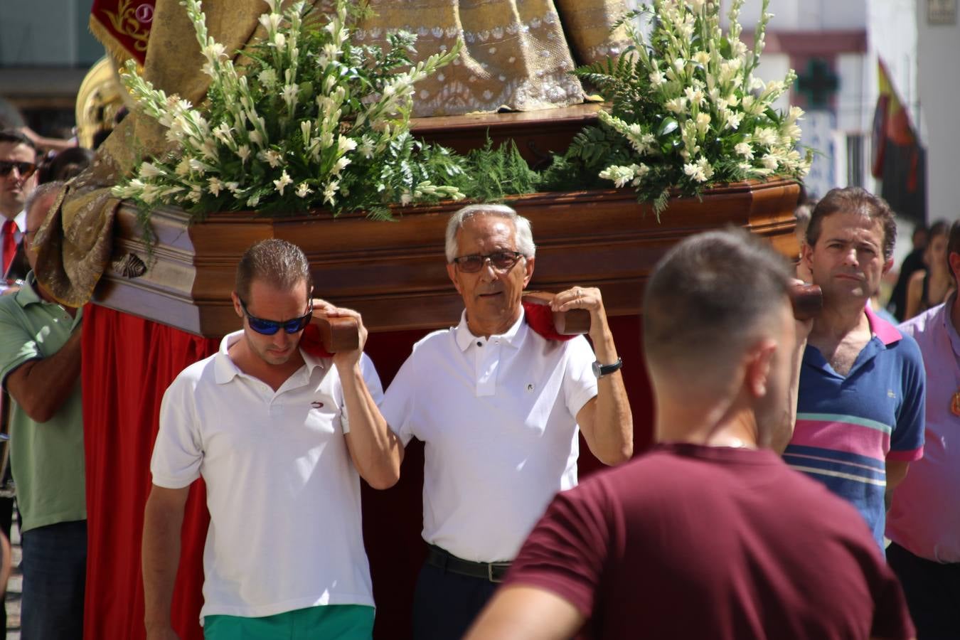 El popular 'Barrio Alto' vuelve, un año más, a lucir engalanado con motivo de la festividad de San Bartolomé, patrón de Jerez de los Caballeros. Ayer, vivía la primera jornada de su tradicional «velá» en la que el «diablo» fue el principal protagonista. Esta mañana, la fiesta continuaba con la procesión y los juegos populares. Autoridades civiles y religiosas, miembros de las diferentes hermandades y cofradías del municipio, la Agrupación Musical 'Nuestro Padre Jesús Nazareno', la Asociación Musical Jerez de los Caballeros y numerosos vecinos han acompañado a las imágenes de San Bartolomé y la Virgen del Reposo entre vítores. Mientras, los más pequeños han disfrutado con los juegos populares y las actividades acuáticas.