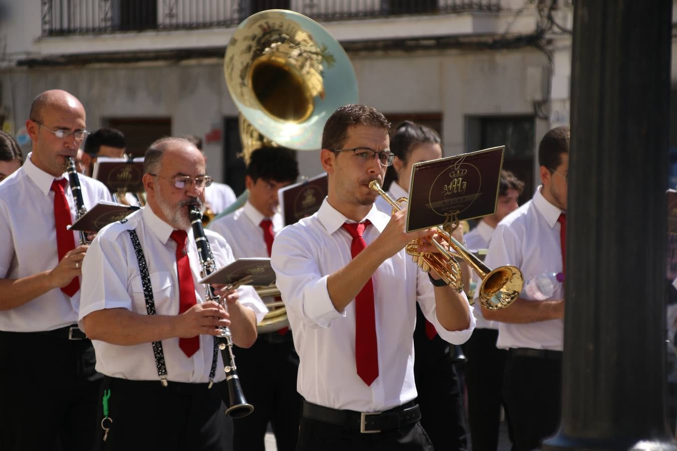 El popular 'Barrio Alto' vuelve, un año más, a lucir engalanado con motivo de la festividad de San Bartolomé, patrón de Jerez de los Caballeros. Ayer, vivía la primera jornada de su tradicional «velá» en la que el «diablo» fue el principal protagonista. Esta mañana, la fiesta continuaba con la procesión y los juegos populares. Autoridades civiles y religiosas, miembros de las diferentes hermandades y cofradías del municipio, la Agrupación Musical 'Nuestro Padre Jesús Nazareno', la Asociación Musical Jerez de los Caballeros y numerosos vecinos han acompañado a las imágenes de San Bartolomé y la Virgen del Reposo entre vítores. Mientras, los más pequeños han disfrutado con los juegos populares y las actividades acuáticas.
