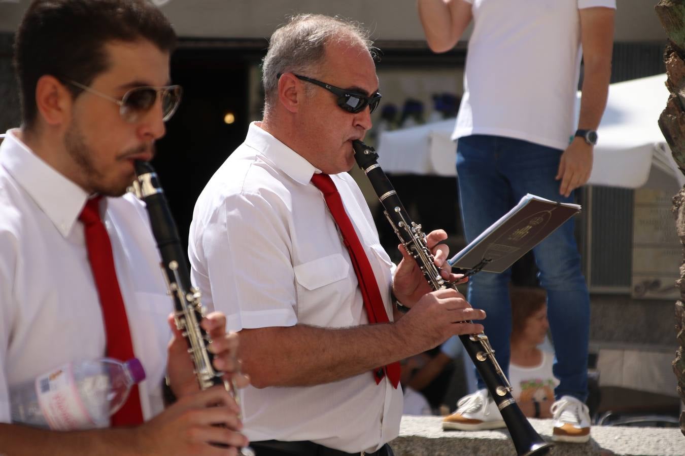 El popular 'Barrio Alto' vuelve, un año más, a lucir engalanado con motivo de la festividad de San Bartolomé, patrón de Jerez de los Caballeros. Ayer, vivía la primera jornada de su tradicional «velá» en la que el «diablo» fue el principal protagonista. Esta mañana, la fiesta continuaba con la procesión y los juegos populares. Autoridades civiles y religiosas, miembros de las diferentes hermandades y cofradías del municipio, la Agrupación Musical 'Nuestro Padre Jesús Nazareno', la Asociación Musical Jerez de los Caballeros y numerosos vecinos han acompañado a las imágenes de San Bartolomé y la Virgen del Reposo entre vítores. Mientras, los más pequeños han disfrutado con los juegos populares y las actividades acuáticas.