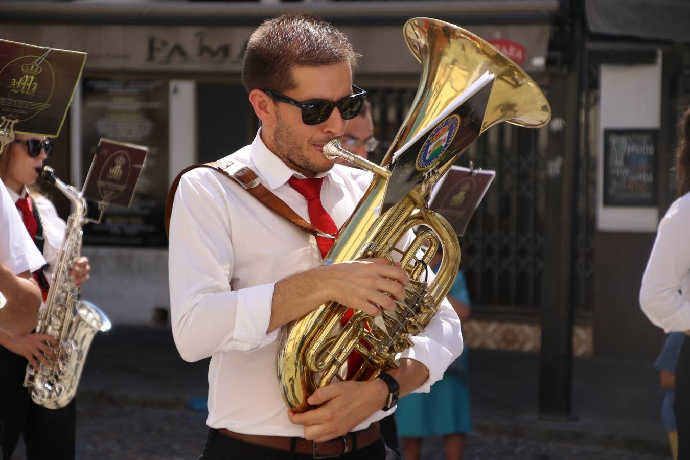 El popular 'Barrio Alto' vuelve, un año más, a lucir engalanado con motivo de la festividad de San Bartolomé, patrón de Jerez de los Caballeros. Ayer, vivía la primera jornada de su tradicional «velá» en la que el «diablo» fue el principal protagonista. Esta mañana, la fiesta continuaba con la procesión y los juegos populares. Autoridades civiles y religiosas, miembros de las diferentes hermandades y cofradías del municipio, la Agrupación Musical 'Nuestro Padre Jesús Nazareno', la Asociación Musical Jerez de los Caballeros y numerosos vecinos han acompañado a las imágenes de San Bartolomé y la Virgen del Reposo entre vítores. Mientras, los más pequeños han disfrutado con los juegos populares y las actividades acuáticas.