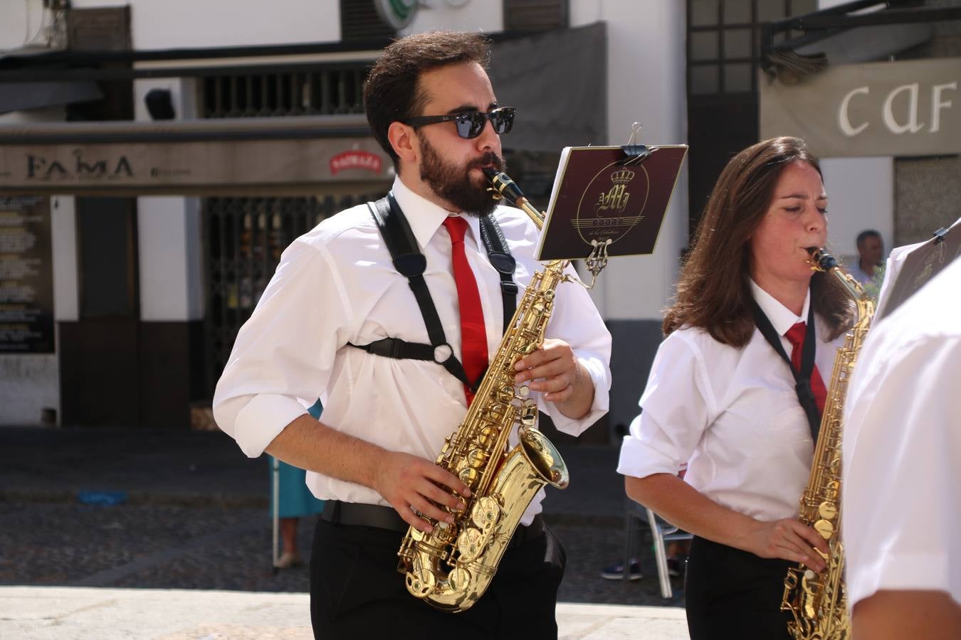 El popular 'Barrio Alto' vuelve, un año más, a lucir engalanado con motivo de la festividad de San Bartolomé, patrón de Jerez de los Caballeros. Ayer, vivía la primera jornada de su tradicional «velá» en la que el «diablo» fue el principal protagonista. Esta mañana, la fiesta continuaba con la procesión y los juegos populares. Autoridades civiles y religiosas, miembros de las diferentes hermandades y cofradías del municipio, la Agrupación Musical 'Nuestro Padre Jesús Nazareno', la Asociación Musical Jerez de los Caballeros y numerosos vecinos han acompañado a las imágenes de San Bartolomé y la Virgen del Reposo entre vítores. Mientras, los más pequeños han disfrutado con los juegos populares y las actividades acuáticas.