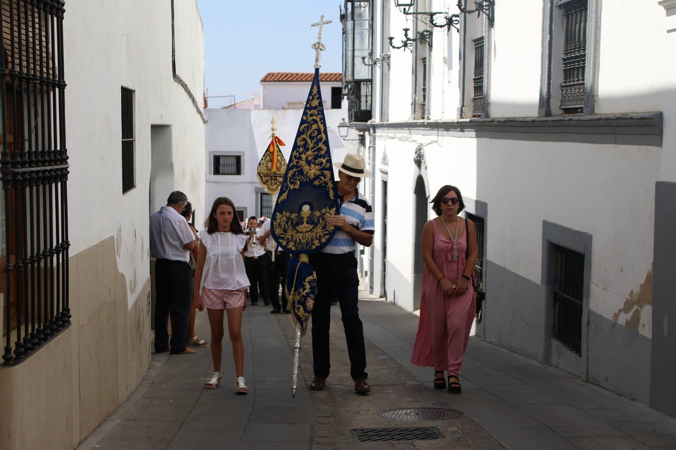 El popular 'Barrio Alto' vuelve, un año más, a lucir engalanado con motivo de la festividad de San Bartolomé, patrón de Jerez de los Caballeros. Ayer, vivía la primera jornada de su tradicional «velá» en la que el «diablo» fue el principal protagonista. Esta mañana, la fiesta continuaba con la procesión y los juegos populares. Autoridades civiles y religiosas, miembros de las diferentes hermandades y cofradías del municipio, la Agrupación Musical 'Nuestro Padre Jesús Nazareno', la Asociación Musical Jerez de los Caballeros y numerosos vecinos han acompañado a las imágenes de San Bartolomé y la Virgen del Reposo entre vítores. Mientras, los más pequeños han disfrutado con los juegos populares y las actividades acuáticas.