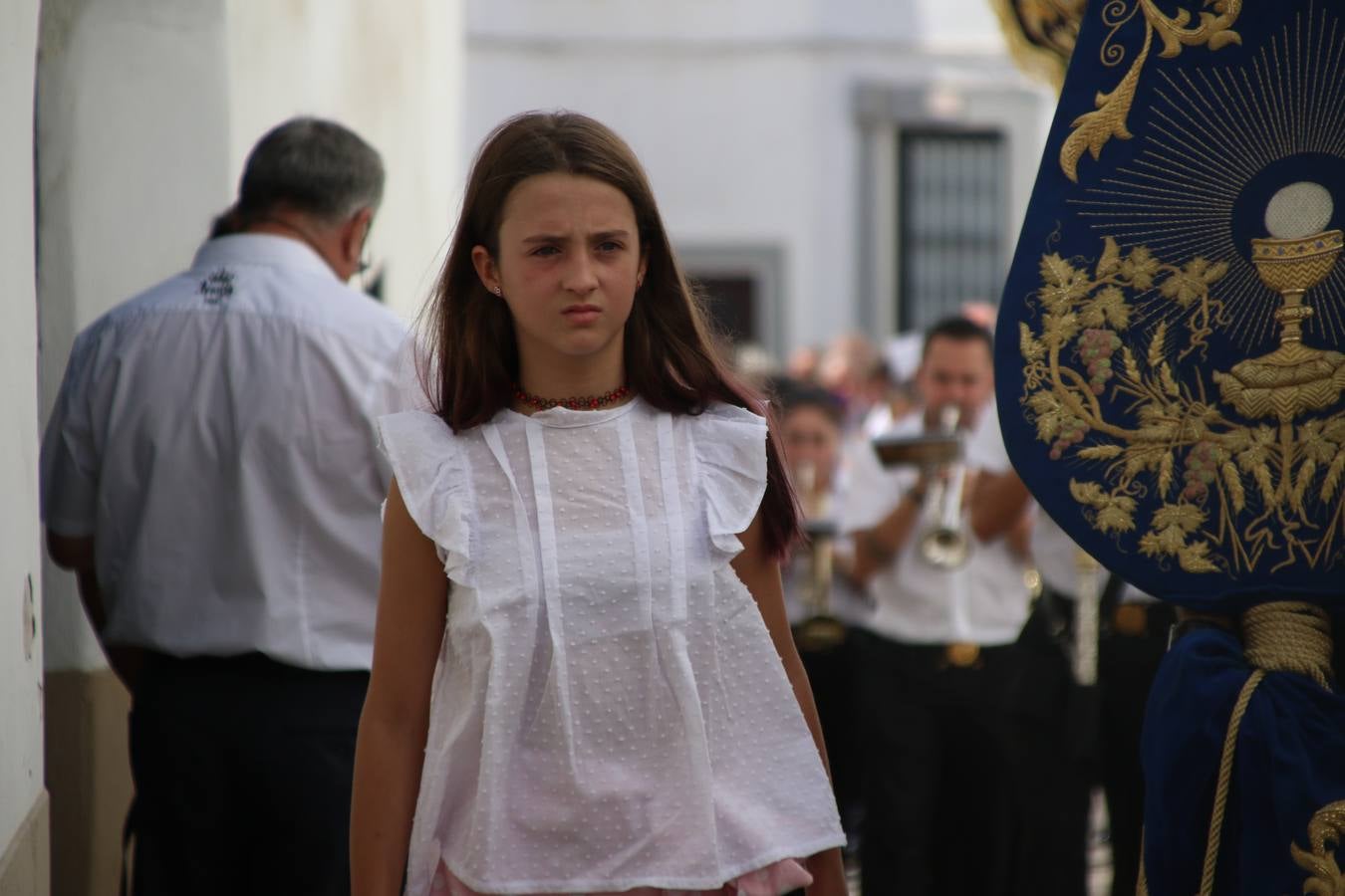 El popular 'Barrio Alto' vuelve, un año más, a lucir engalanado con motivo de la festividad de San Bartolomé, patrón de Jerez de los Caballeros. Ayer, vivía la primera jornada de su tradicional «velá» en la que el «diablo» fue el principal protagonista. Esta mañana, la fiesta continuaba con la procesión y los juegos populares. Autoridades civiles y religiosas, miembros de las diferentes hermandades y cofradías del municipio, la Agrupación Musical 'Nuestro Padre Jesús Nazareno', la Asociación Musical Jerez de los Caballeros y numerosos vecinos han acompañado a las imágenes de San Bartolomé y la Virgen del Reposo entre vítores. Mientras, los más pequeños han disfrutado con los juegos populares y las actividades acuáticas.