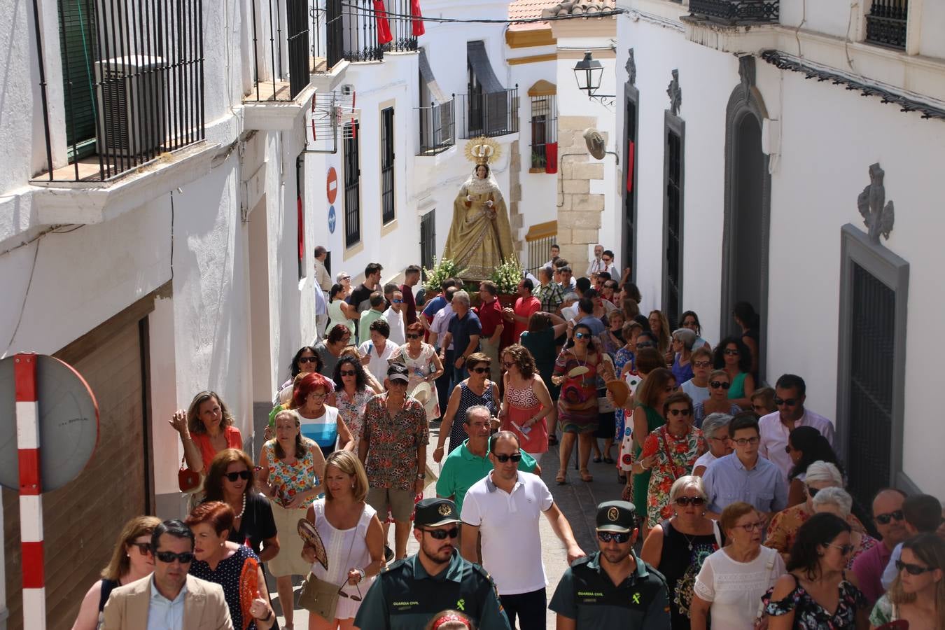El popular 'Barrio Alto' vuelve, un año más, a lucir engalanado con motivo de la festividad de San Bartolomé, patrón de Jerez de los Caballeros. Ayer, vivía la primera jornada de su tradicional «velá» en la que el «diablo» fue el principal protagonista. Esta mañana, la fiesta continuaba con la procesión y los juegos populares. Autoridades civiles y religiosas, miembros de las diferentes hermandades y cofradías del municipio, la Agrupación Musical 'Nuestro Padre Jesús Nazareno', la Asociación Musical Jerez de los Caballeros y numerosos vecinos han acompañado a las imágenes de San Bartolomé y la Virgen del Reposo entre vítores. Mientras, los más pequeños han disfrutado con los juegos populares y las actividades acuáticas.