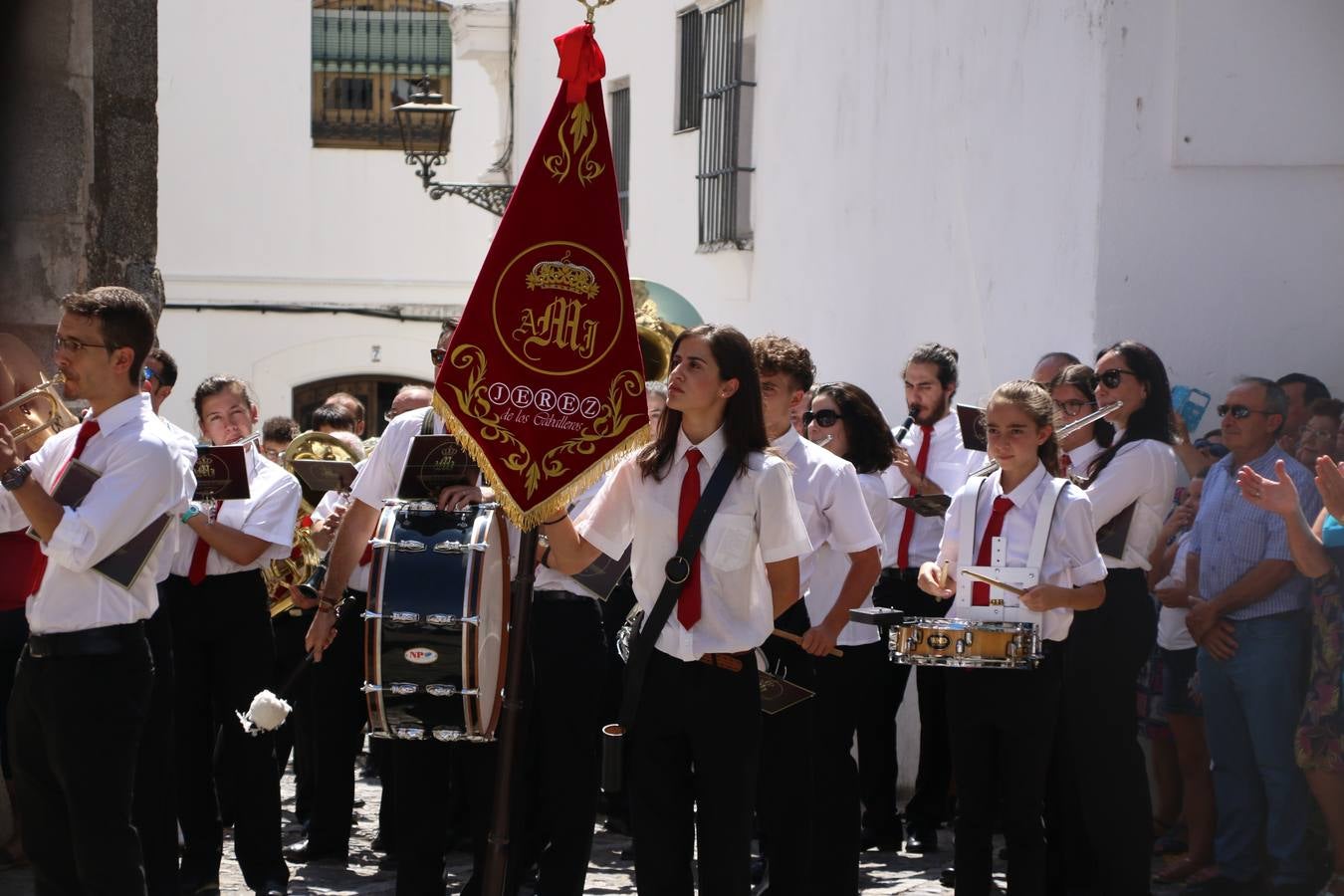 El popular 'Barrio Alto' vuelve, un año más, a lucir engalanado con motivo de la festividad de San Bartolomé, patrón de Jerez de los Caballeros. Ayer, vivía la primera jornada de su tradicional «velá» en la que el «diablo» fue el principal protagonista. Esta mañana, la fiesta continuaba con la procesión y los juegos populares. Autoridades civiles y religiosas, miembros de las diferentes hermandades y cofradías del municipio, la Agrupación Musical 'Nuestro Padre Jesús Nazareno', la Asociación Musical Jerez de los Caballeros y numerosos vecinos han acompañado a las imágenes de San Bartolomé y la Virgen del Reposo entre vítores. Mientras, los más pequeños han disfrutado con los juegos populares y las actividades acuáticas.