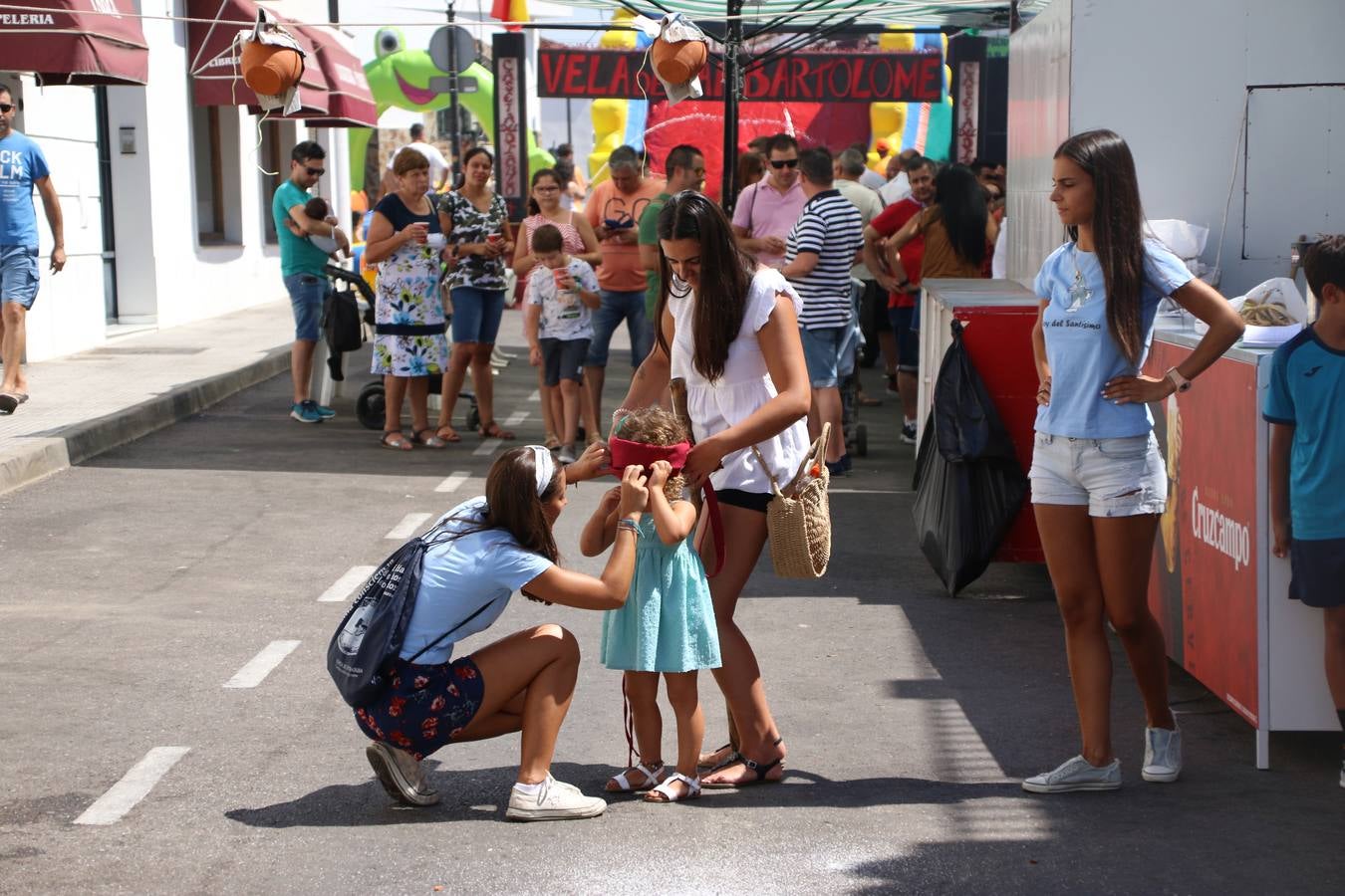 El popular 'Barrio Alto' vuelve, un año más, a lucir engalanado con motivo de la festividad de San Bartolomé, patrón de Jerez de los Caballeros. Ayer, vivía la primera jornada de su tradicional «velá» en la que el «diablo» fue el principal protagonista. Esta mañana, la fiesta continuaba con la procesión y los juegos populares. Autoridades civiles y religiosas, miembros de las diferentes hermandades y cofradías del municipio, la Agrupación Musical 'Nuestro Padre Jesús Nazareno', la Asociación Musical Jerez de los Caballeros y numerosos vecinos han acompañado a las imágenes de San Bartolomé y la Virgen del Reposo entre vítores. Mientras, los más pequeños han disfrutado con los juegos populares y las actividades acuáticas.