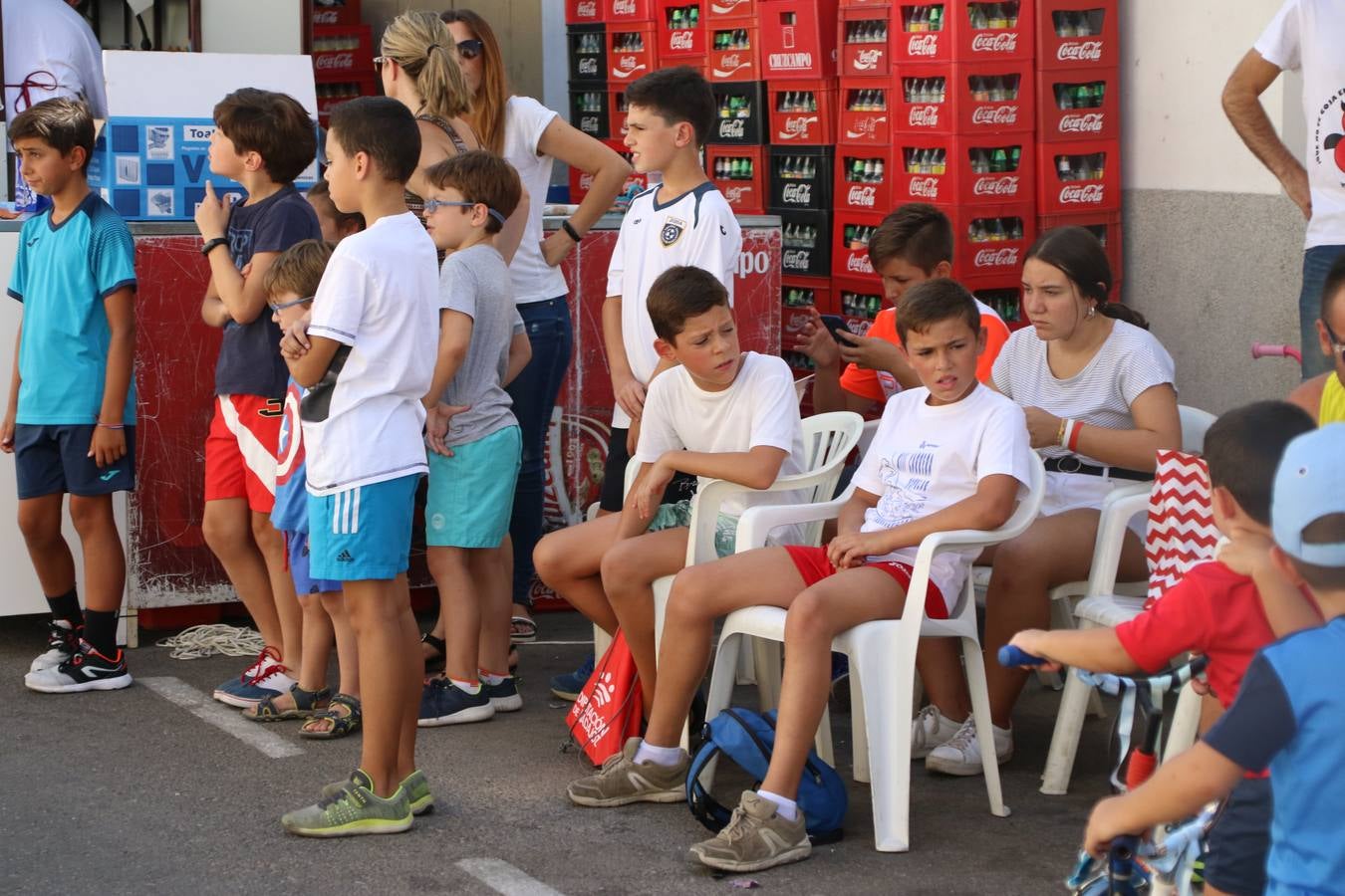 El popular 'Barrio Alto' vuelve, un año más, a lucir engalanado con motivo de la festividad de San Bartolomé, patrón de Jerez de los Caballeros. Ayer, vivía la primera jornada de su tradicional «velá» en la que el «diablo» fue el principal protagonista. Esta mañana, la fiesta continuaba con la procesión y los juegos populares. Autoridades civiles y religiosas, miembros de las diferentes hermandades y cofradías del municipio, la Agrupación Musical 'Nuestro Padre Jesús Nazareno', la Asociación Musical Jerez de los Caballeros y numerosos vecinos han acompañado a las imágenes de San Bartolomé y la Virgen del Reposo entre vítores. Mientras, los más pequeños han disfrutado con los juegos populares y las actividades acuáticas.