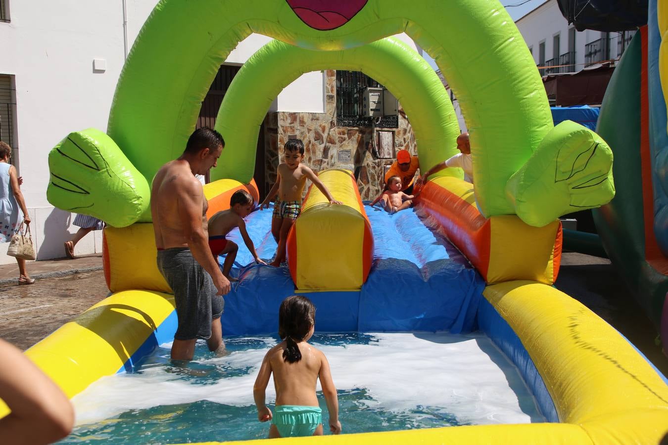 El popular 'Barrio Alto' vuelve, un año más, a lucir engalanado con motivo de la festividad de San Bartolomé, patrón de Jerez de los Caballeros. Ayer, vivía la primera jornada de su tradicional «velá» en la que el «diablo» fue el principal protagonista. Esta mañana, la fiesta continuaba con la procesión y los juegos populares. Autoridades civiles y religiosas, miembros de las diferentes hermandades y cofradías del municipio, la Agrupación Musical 'Nuestro Padre Jesús Nazareno', la Asociación Musical Jerez de los Caballeros y numerosos vecinos han acompañado a las imágenes de San Bartolomé y la Virgen del Reposo entre vítores. Mientras, los más pequeños han disfrutado con los juegos populares y las actividades acuáticas.