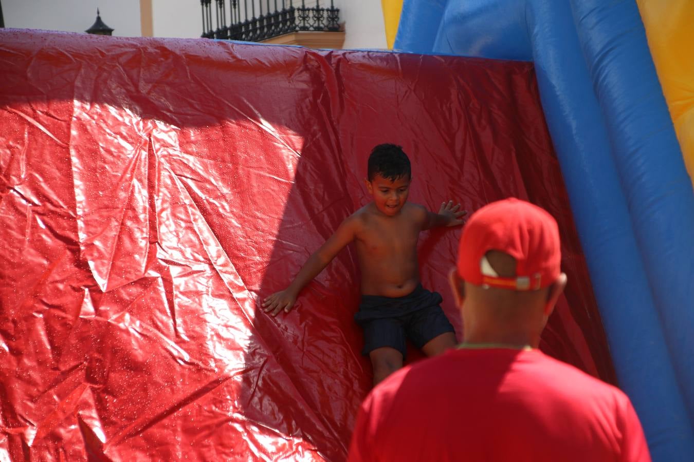El popular 'Barrio Alto' vuelve, un año más, a lucir engalanado con motivo de la festividad de San Bartolomé, patrón de Jerez de los Caballeros. Ayer, vivía la primera jornada de su tradicional «velá» en la que el «diablo» fue el principal protagonista. Esta mañana, la fiesta continuaba con la procesión y los juegos populares. Autoridades civiles y religiosas, miembros de las diferentes hermandades y cofradías del municipio, la Agrupación Musical 'Nuestro Padre Jesús Nazareno', la Asociación Musical Jerez de los Caballeros y numerosos vecinos han acompañado a las imágenes de San Bartolomé y la Virgen del Reposo entre vítores. Mientras, los más pequeños han disfrutado con los juegos populares y las actividades acuáticas.