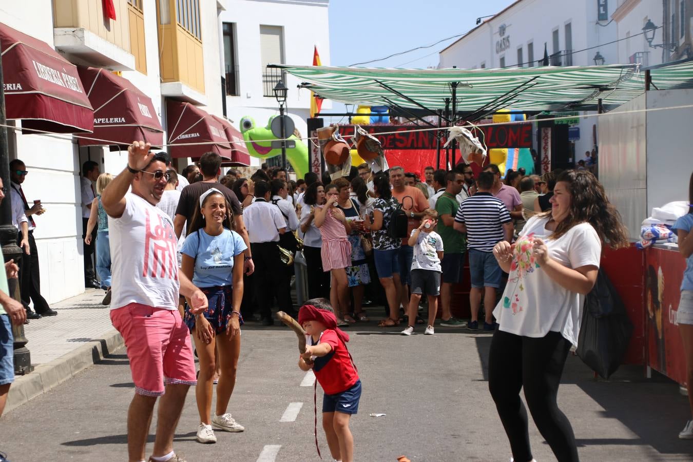 El popular 'Barrio Alto' vuelve, un año más, a lucir engalanado con motivo de la festividad de San Bartolomé, patrón de Jerez de los Caballeros. Ayer, vivía la primera jornada de su tradicional «velá» en la que el «diablo» fue el principal protagonista. Esta mañana, la fiesta continuaba con la procesión y los juegos populares. Autoridades civiles y religiosas, miembros de las diferentes hermandades y cofradías del municipio, la Agrupación Musical 'Nuestro Padre Jesús Nazareno', la Asociación Musical Jerez de los Caballeros y numerosos vecinos han acompañado a las imágenes de San Bartolomé y la Virgen del Reposo entre vítores. Mientras, los más pequeños han disfrutado con los juegos populares y las actividades acuáticas.
