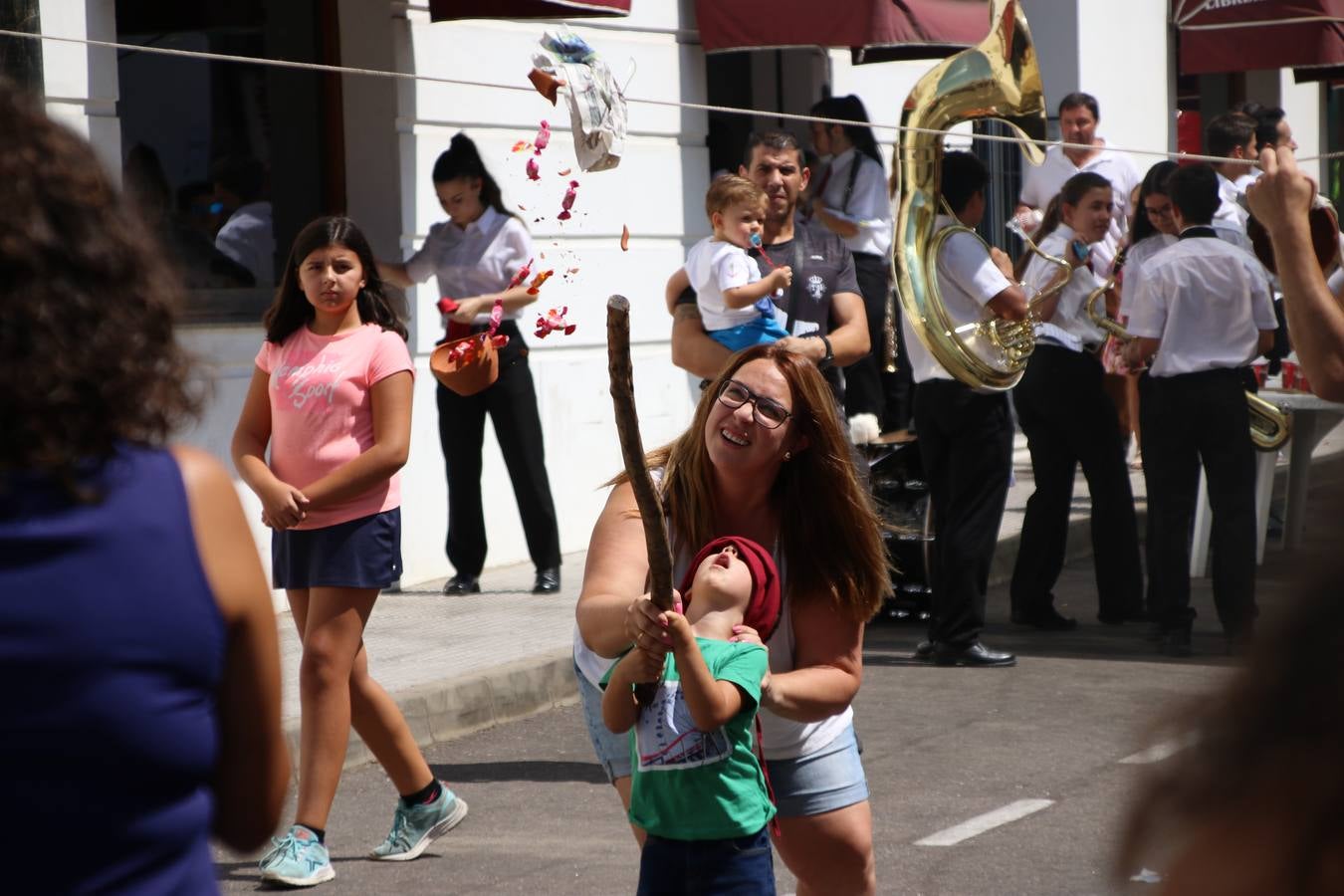 El popular 'Barrio Alto' vuelve, un año más, a lucir engalanado con motivo de la festividad de San Bartolomé, patrón de Jerez de los Caballeros. Ayer, vivía la primera jornada de su tradicional «velá» en la que el «diablo» fue el principal protagonista. Esta mañana, la fiesta continuaba con la procesión y los juegos populares. Autoridades civiles y religiosas, miembros de las diferentes hermandades y cofradías del municipio, la Agrupación Musical 'Nuestro Padre Jesús Nazareno', la Asociación Musical Jerez de los Caballeros y numerosos vecinos han acompañado a las imágenes de San Bartolomé y la Virgen del Reposo entre vítores. Mientras, los más pequeños han disfrutado con los juegos populares y las actividades acuáticas.