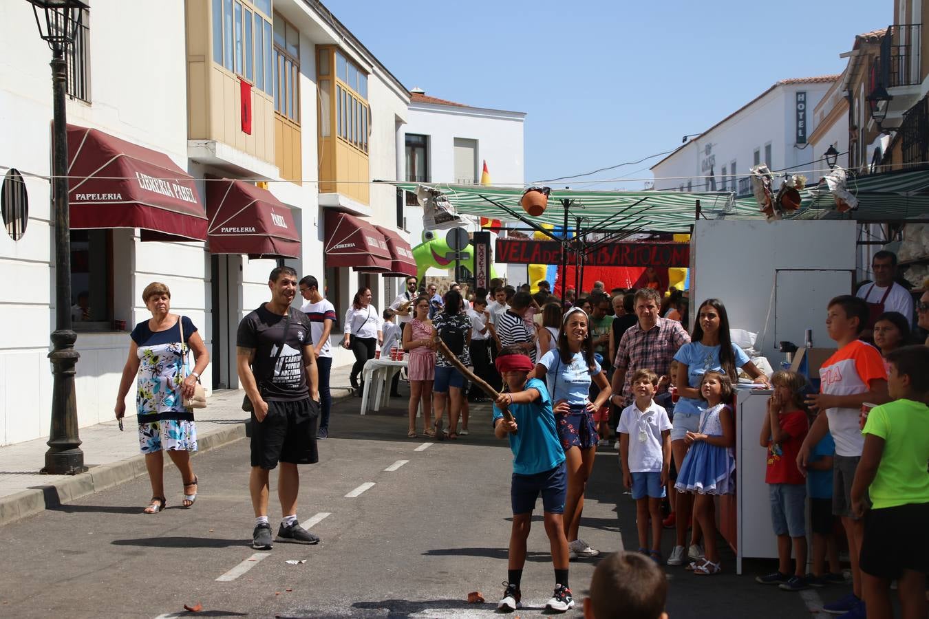 El popular 'Barrio Alto' vuelve, un año más, a lucir engalanado con motivo de la festividad de San Bartolomé, patrón de Jerez de los Caballeros. Ayer, vivía la primera jornada de su tradicional «velá» en la que el «diablo» fue el principal protagonista. Esta mañana, la fiesta continuaba con la procesión y los juegos populares. Autoridades civiles y religiosas, miembros de las diferentes hermandades y cofradías del municipio, la Agrupación Musical 'Nuestro Padre Jesús Nazareno', la Asociación Musical Jerez de los Caballeros y numerosos vecinos han acompañado a las imágenes de San Bartolomé y la Virgen del Reposo entre vítores. Mientras, los más pequeños han disfrutado con los juegos populares y las actividades acuáticas.