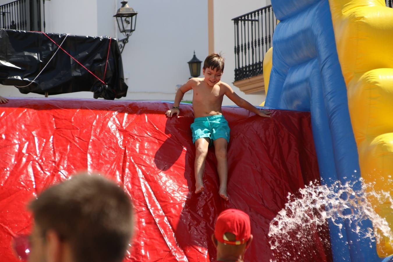 El popular 'Barrio Alto' vuelve, un año más, a lucir engalanado con motivo de la festividad de San Bartolomé, patrón de Jerez de los Caballeros. Ayer, vivía la primera jornada de su tradicional «velá» en la que el «diablo» fue el principal protagonista. Esta mañana, la fiesta continuaba con la procesión y los juegos populares. Autoridades civiles y religiosas, miembros de las diferentes hermandades y cofradías del municipio, la Agrupación Musical 'Nuestro Padre Jesús Nazareno', la Asociación Musical Jerez de los Caballeros y numerosos vecinos han acompañado a las imágenes de San Bartolomé y la Virgen del Reposo entre vítores. Mientras, los más pequeños han disfrutado con los juegos populares y las actividades acuáticas.